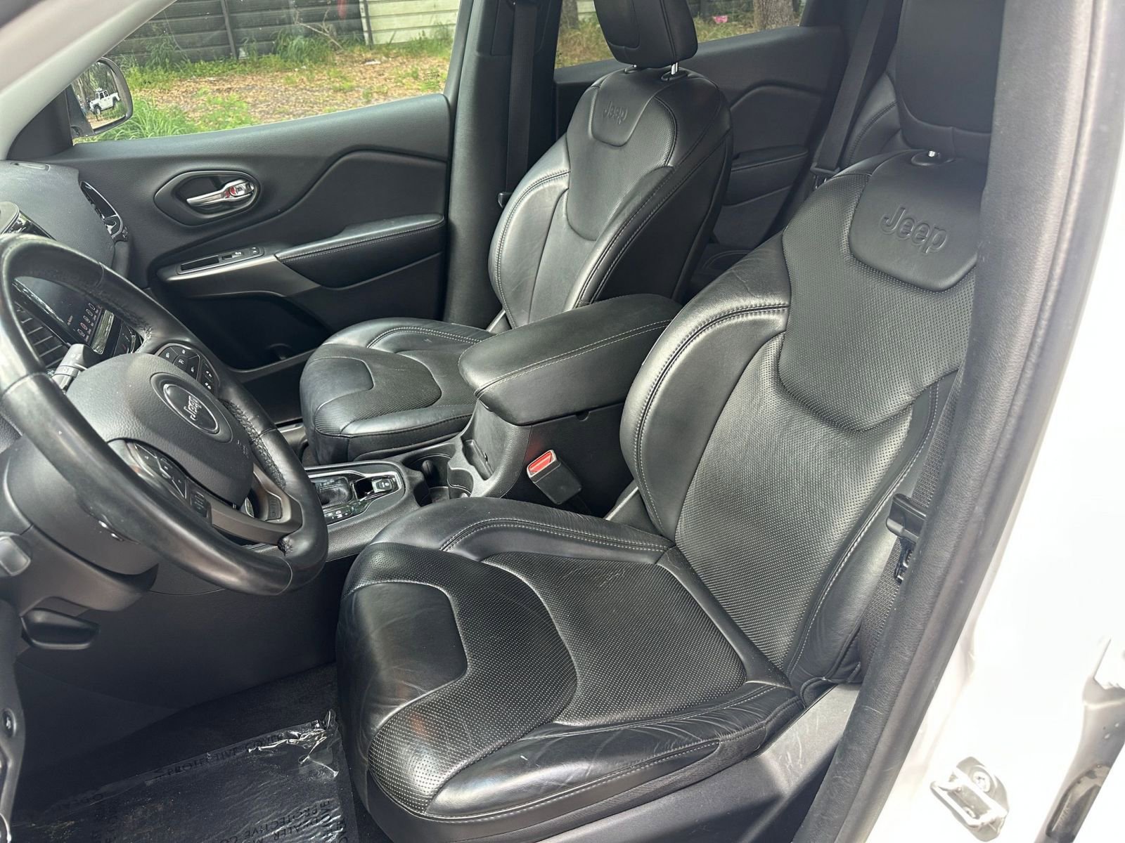 Thumbnail: 2019 Jeep Cherokee - 25