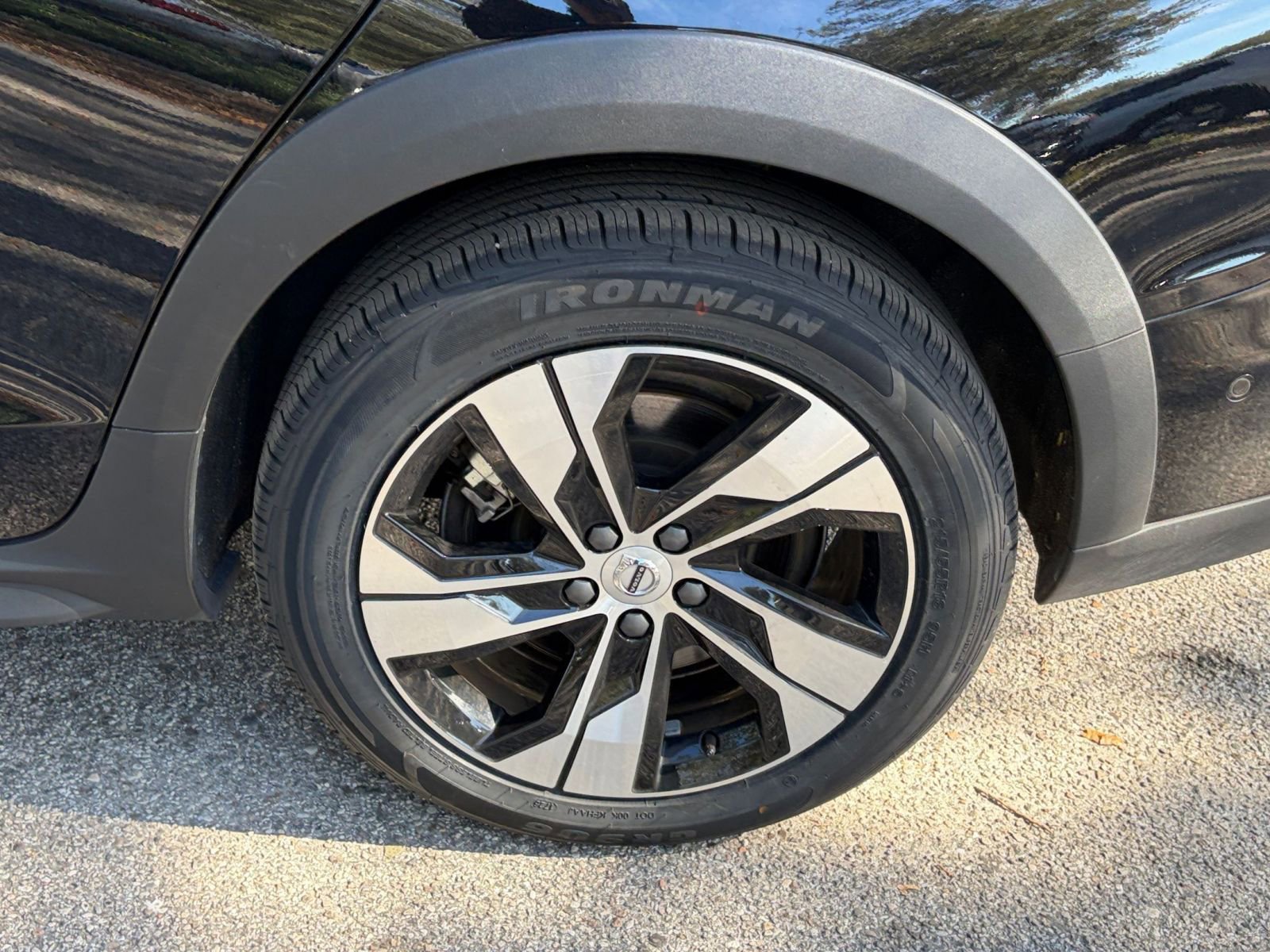 Thumbnail: 2025 Volvo S60 - 25