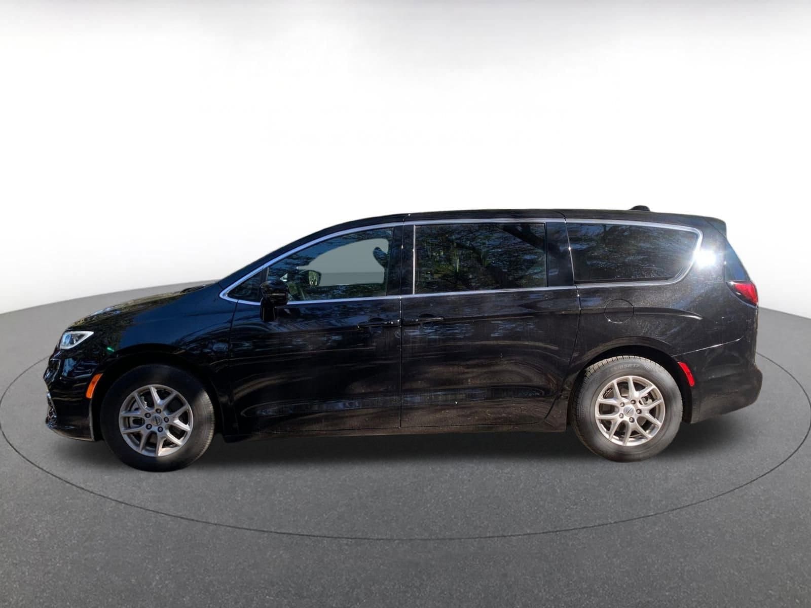 Thumbnail: 2025 Chrysler Pacifica - 4