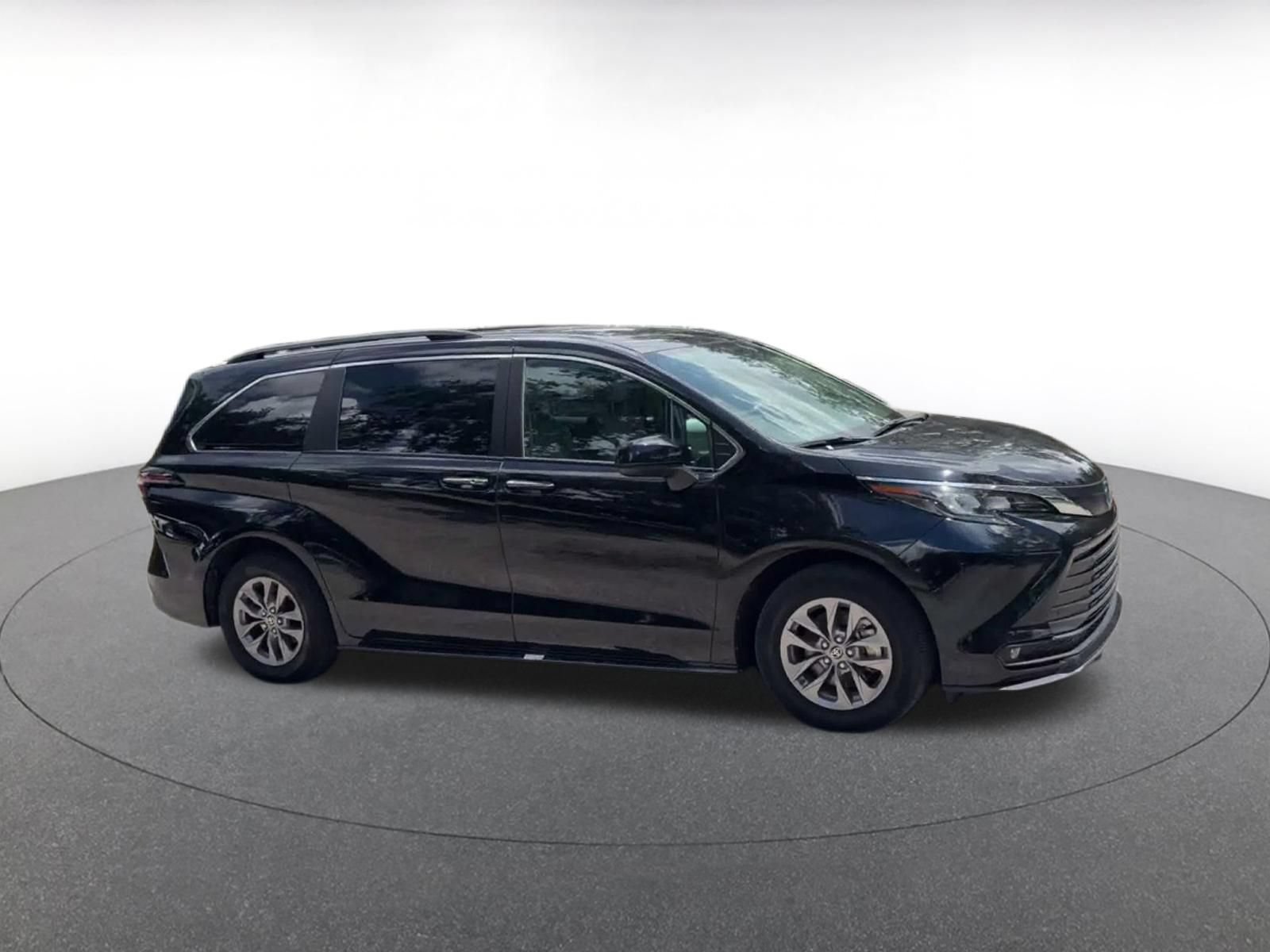 Thumbnail: 2025 Toyota Sienna - 2