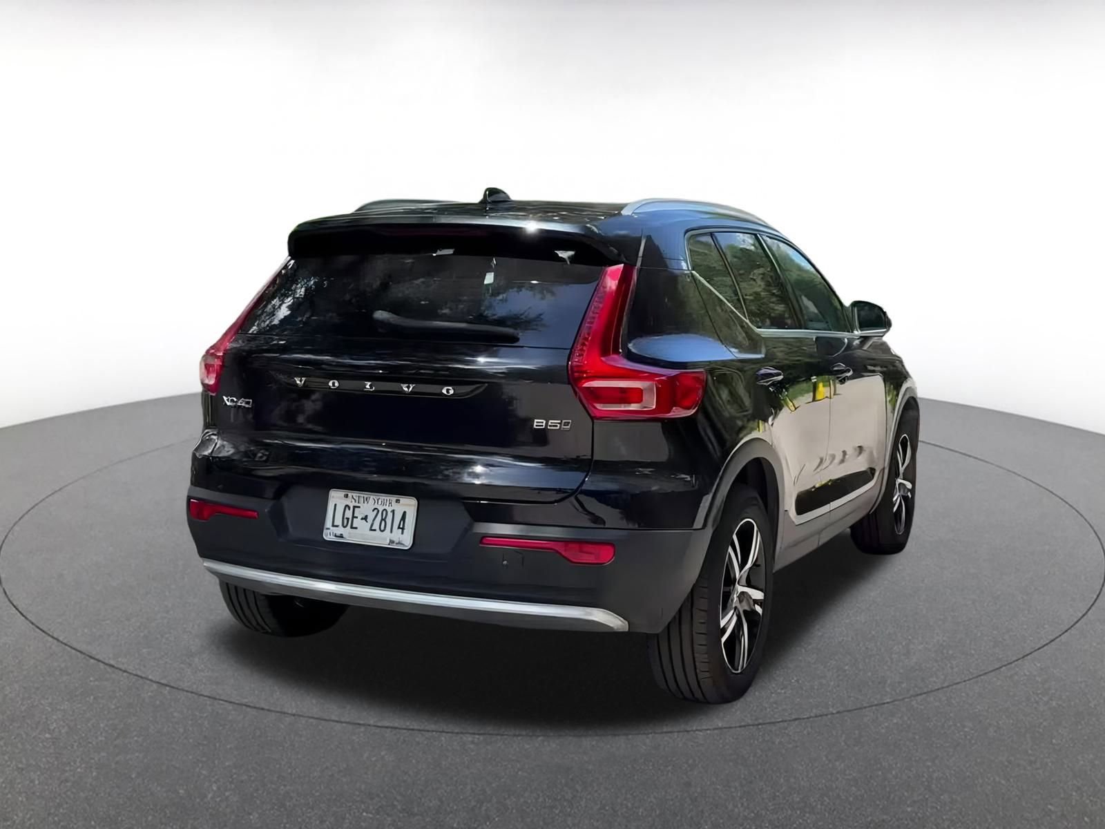 Thumbnail: 2024 Volvo XC40 - 14