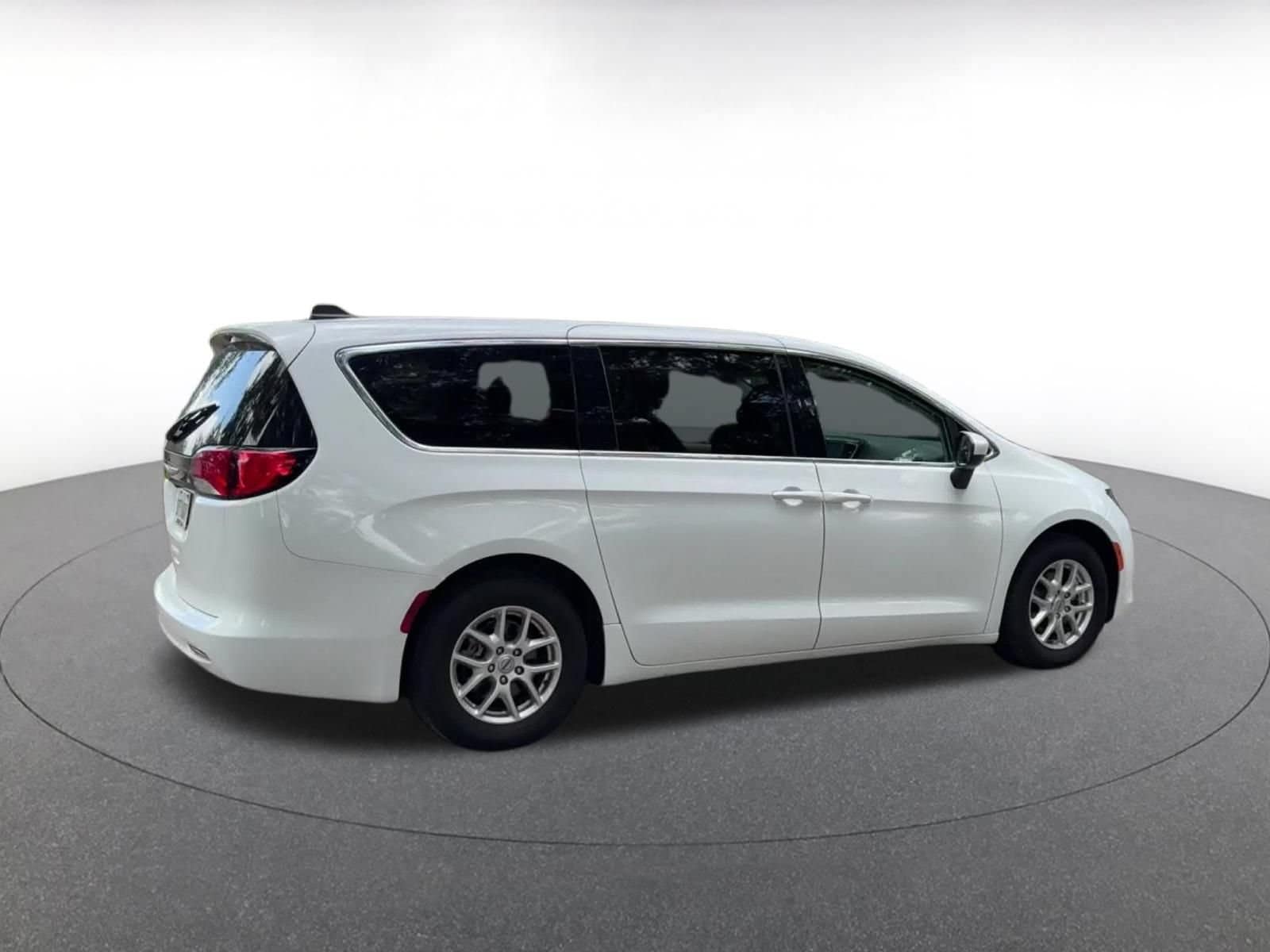 Thumbnail: 2023 Chrysler Voyager - 14