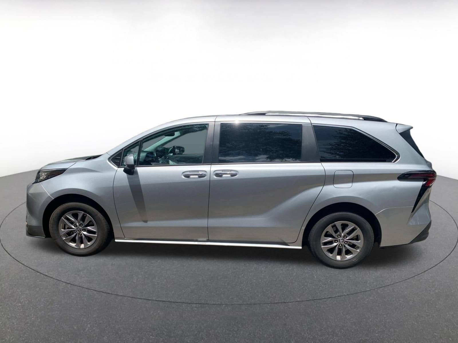 2023 Toyota Sienna XLE 8