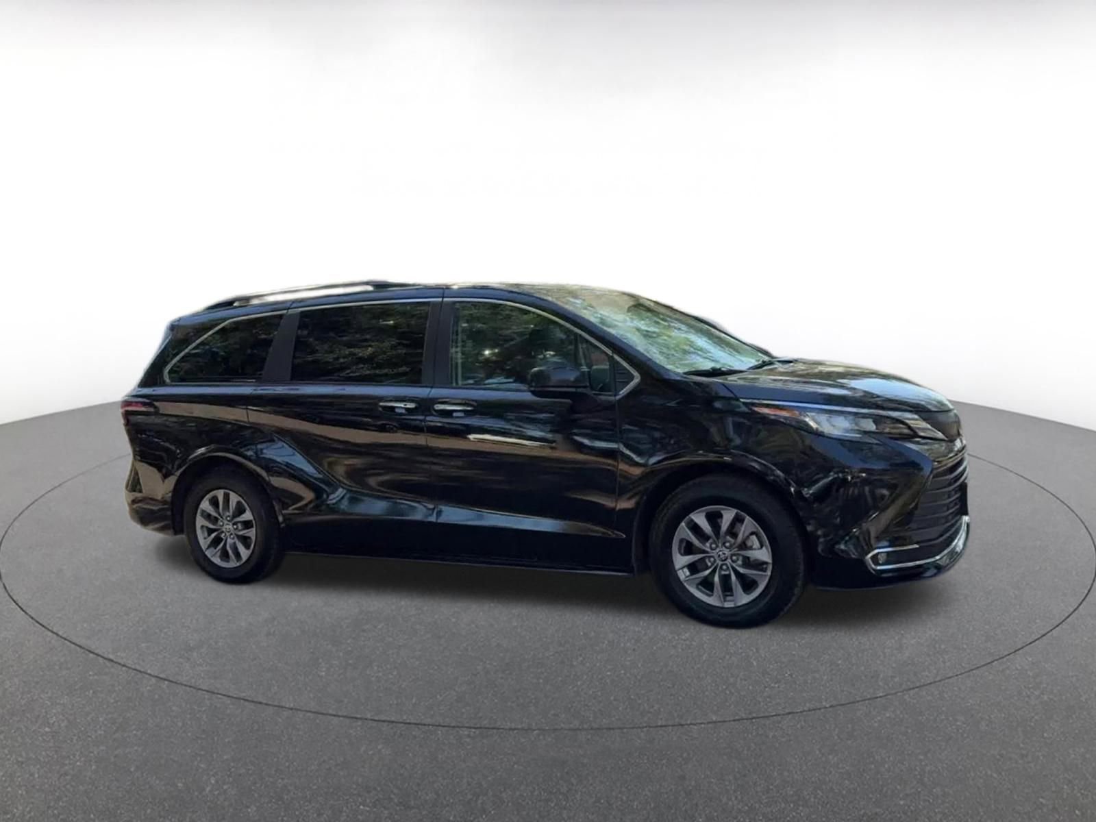 Thumbnail: 2023 Toyota Sienna - 2