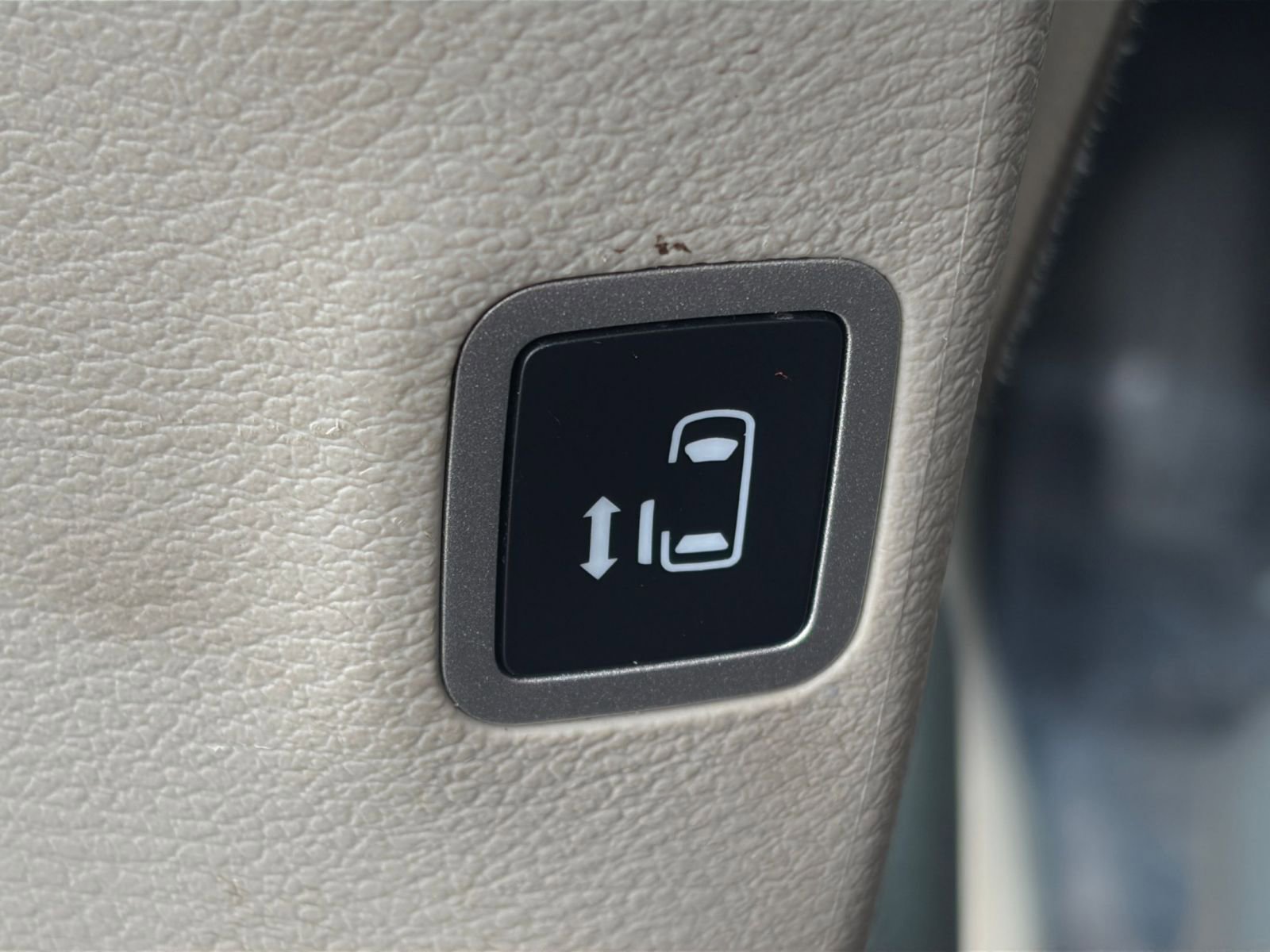 Thumbnail: 2022 Chrysler Voyager - 22