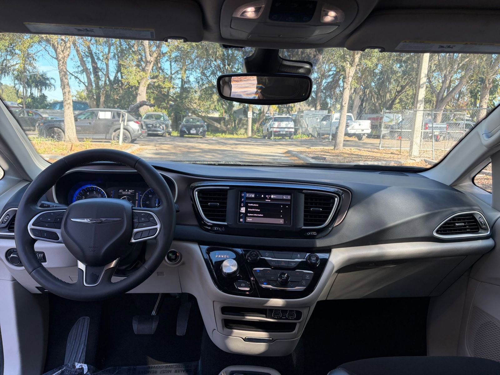 Thumbnail: 2023 Chrysler Voyager - 33