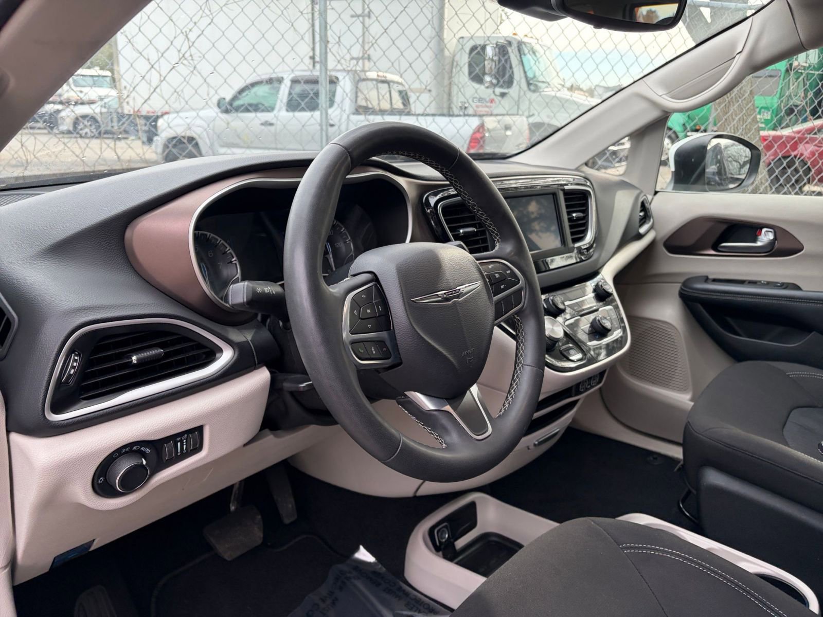 Thumbnail: 2023 Chrysler Voyager - 28