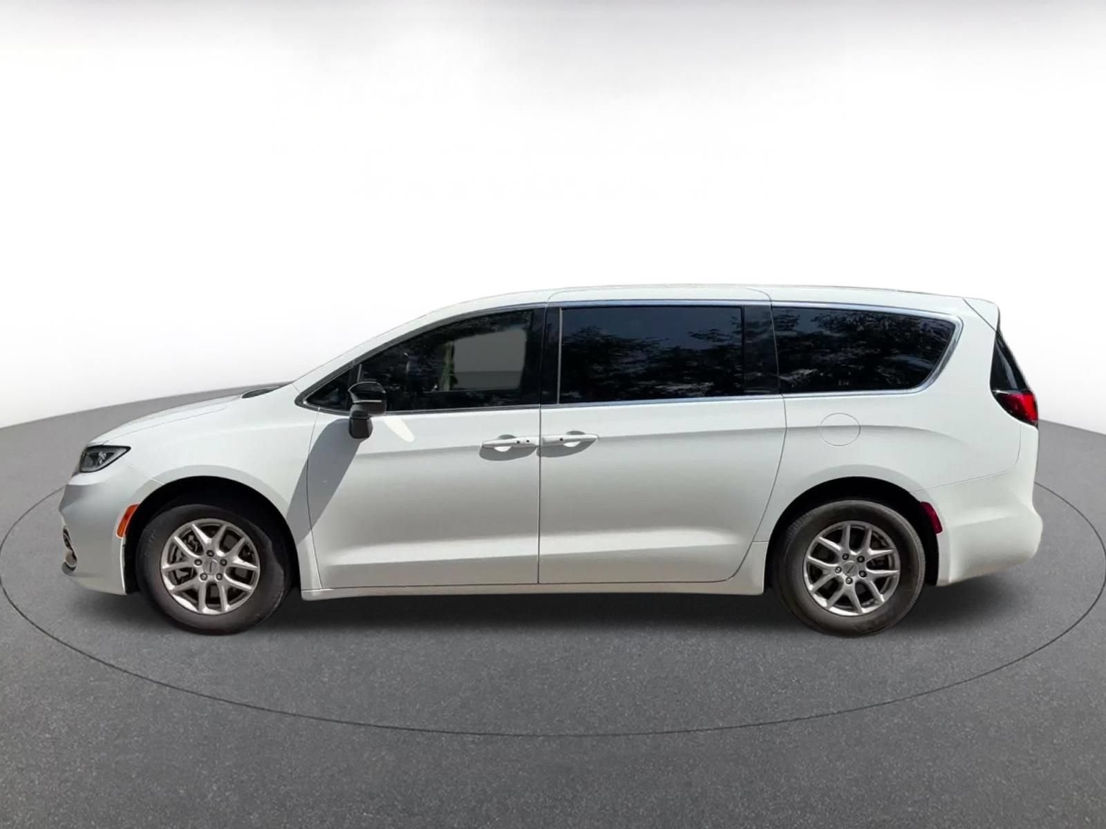 Thumbnail: 2025 Chrysler Pacifica - 9