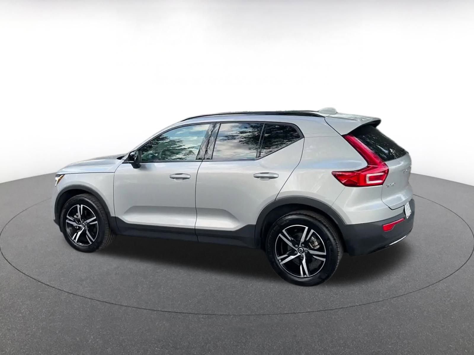 Thumbnail: 2024 Volvo XC40 - 10