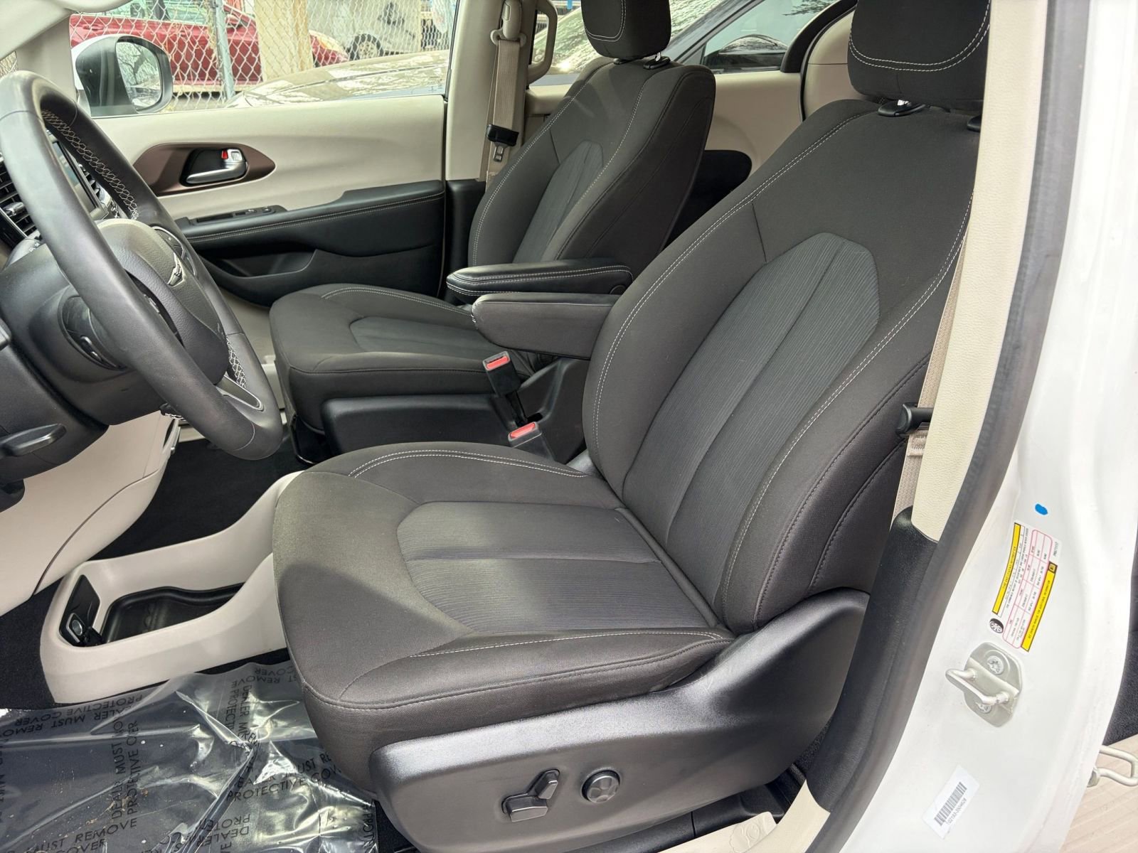 Thumbnail: 2023 Chrysler Voyager - 21