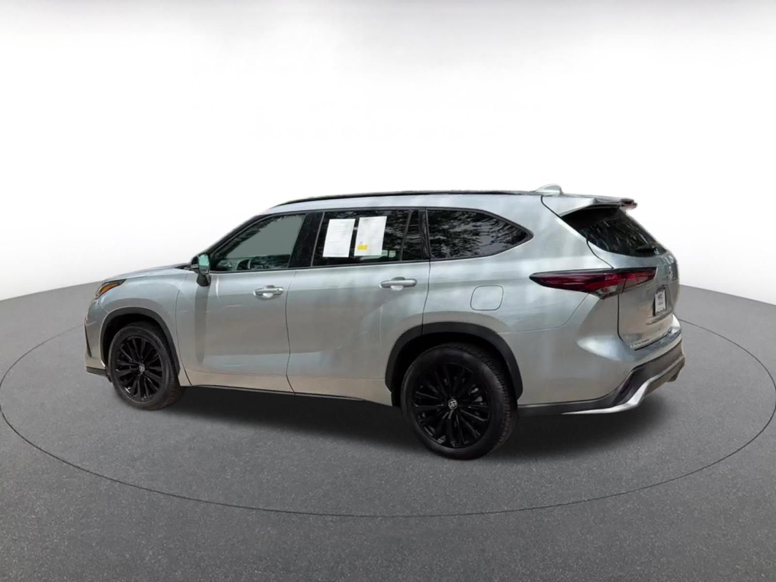 Thumbnail: 2024 Toyota Highlander - 10
