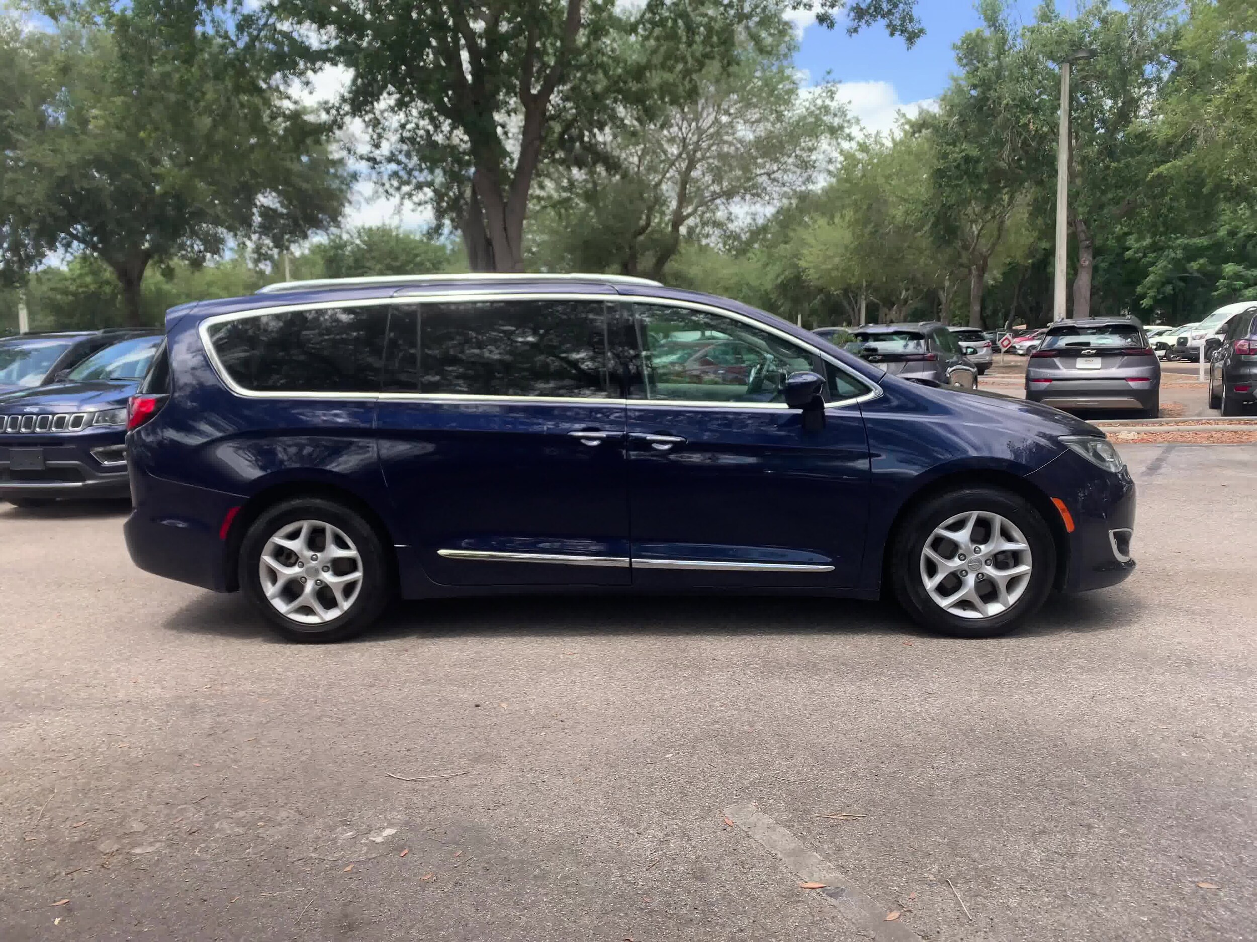 2018 Chrysler Pacifica Touring 16