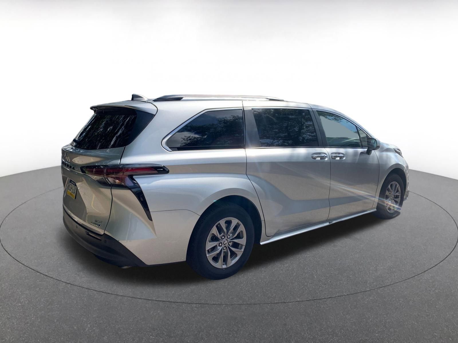 2023 Toyota Sienna XLE 17