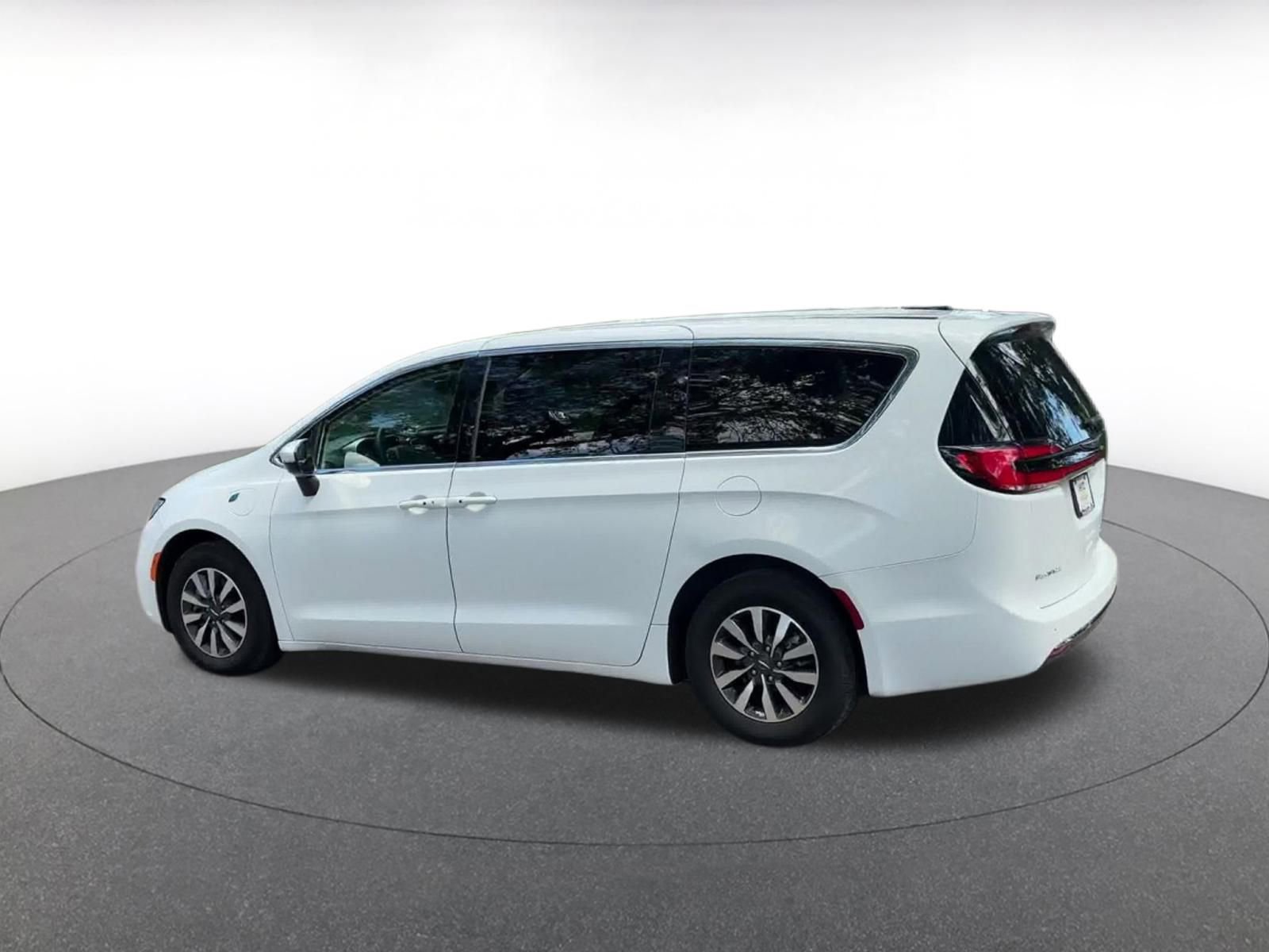 Thumbnail: 2023 Chrysler Pacifica - 10