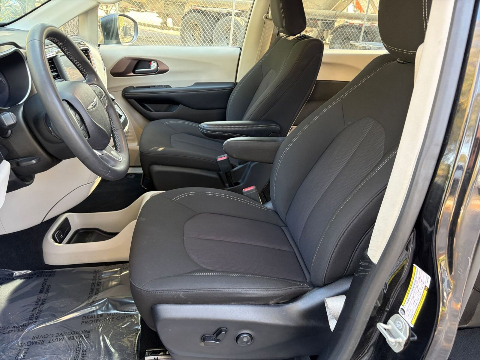 Thumbnail: 2023 Chrysler Voyager - 27