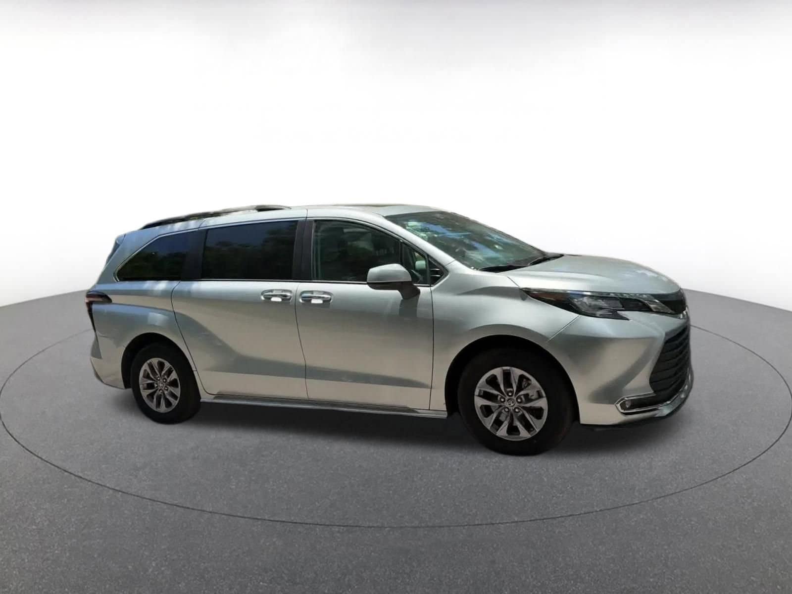 Thumbnail: 2023 Toyota Sienna - 2