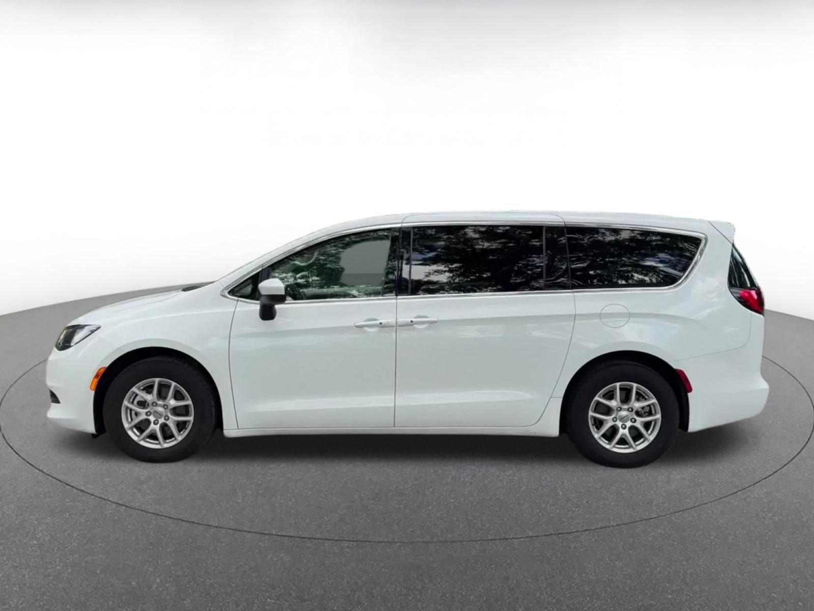 Thumbnail: 2023 Chrysler Voyager - 9