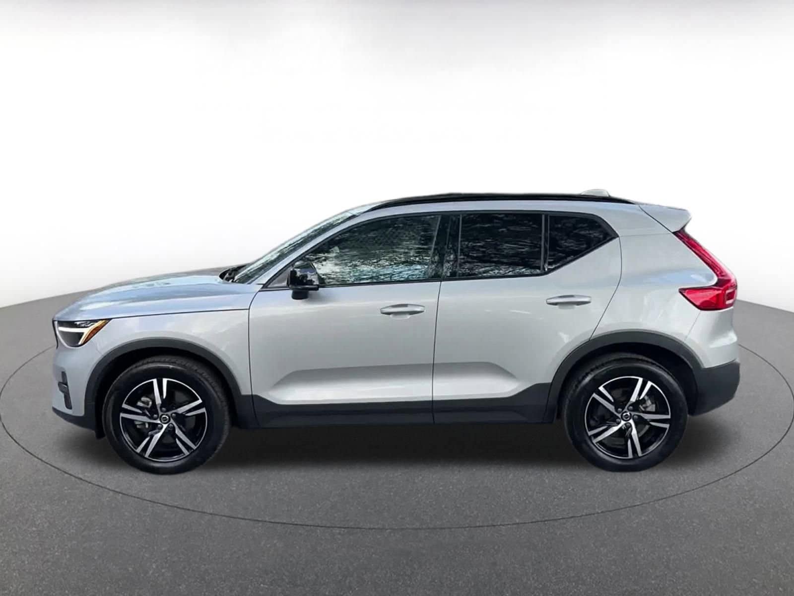 Thumbnail: 2024 Volvo XC40 - 9