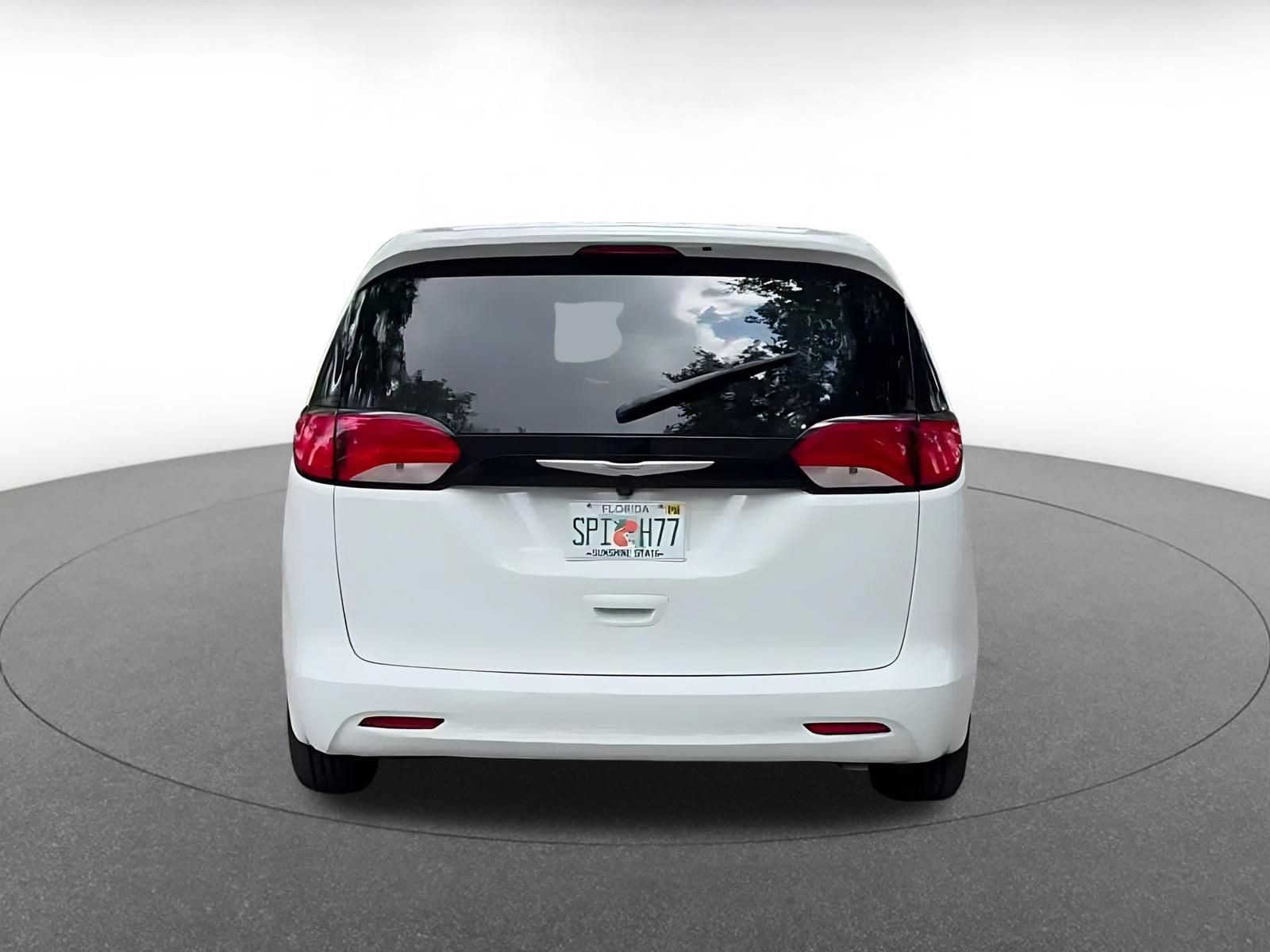 Thumbnail: 2023 Chrysler Voyager - 12