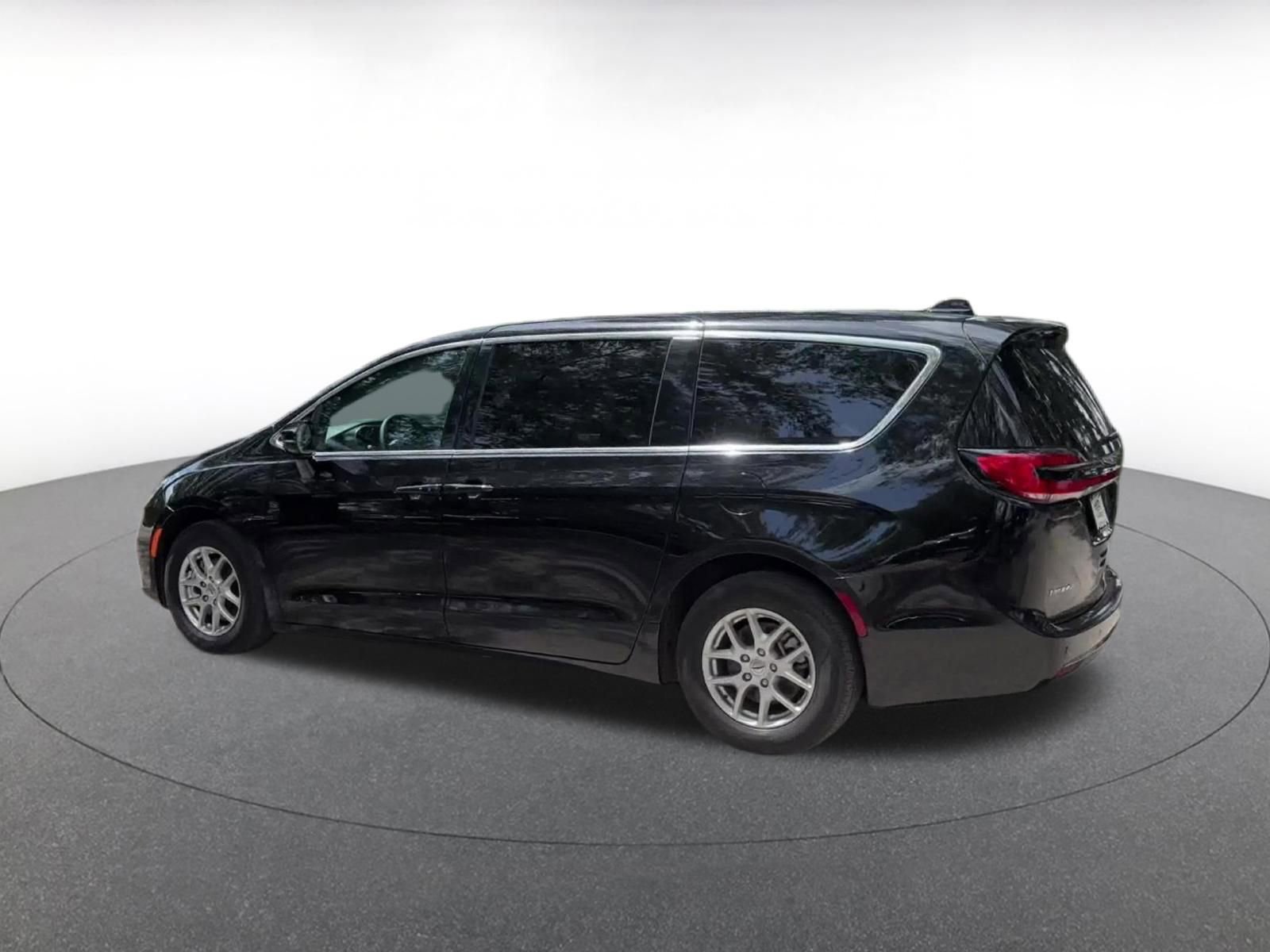 Thumbnail: 2025 Chrysler Pacifica - 10
