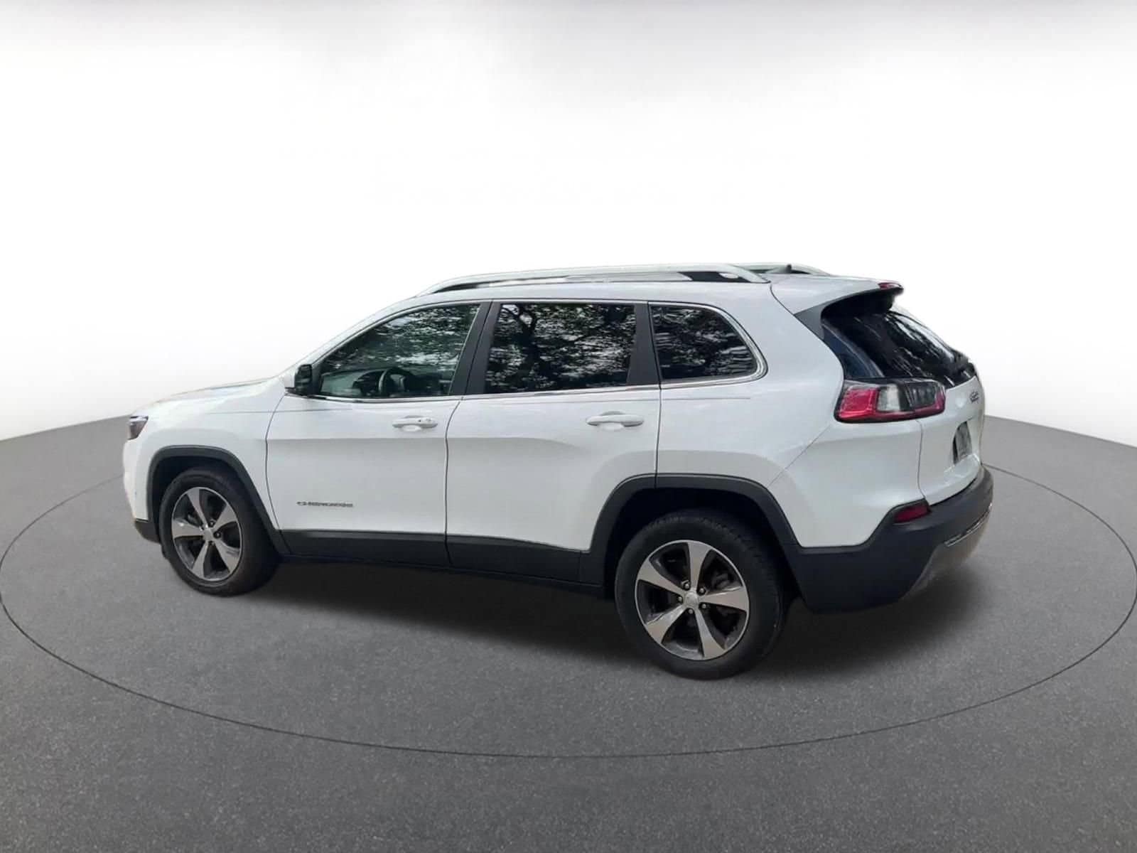 Thumbnail: 2019 Jeep Cherokee - 14
