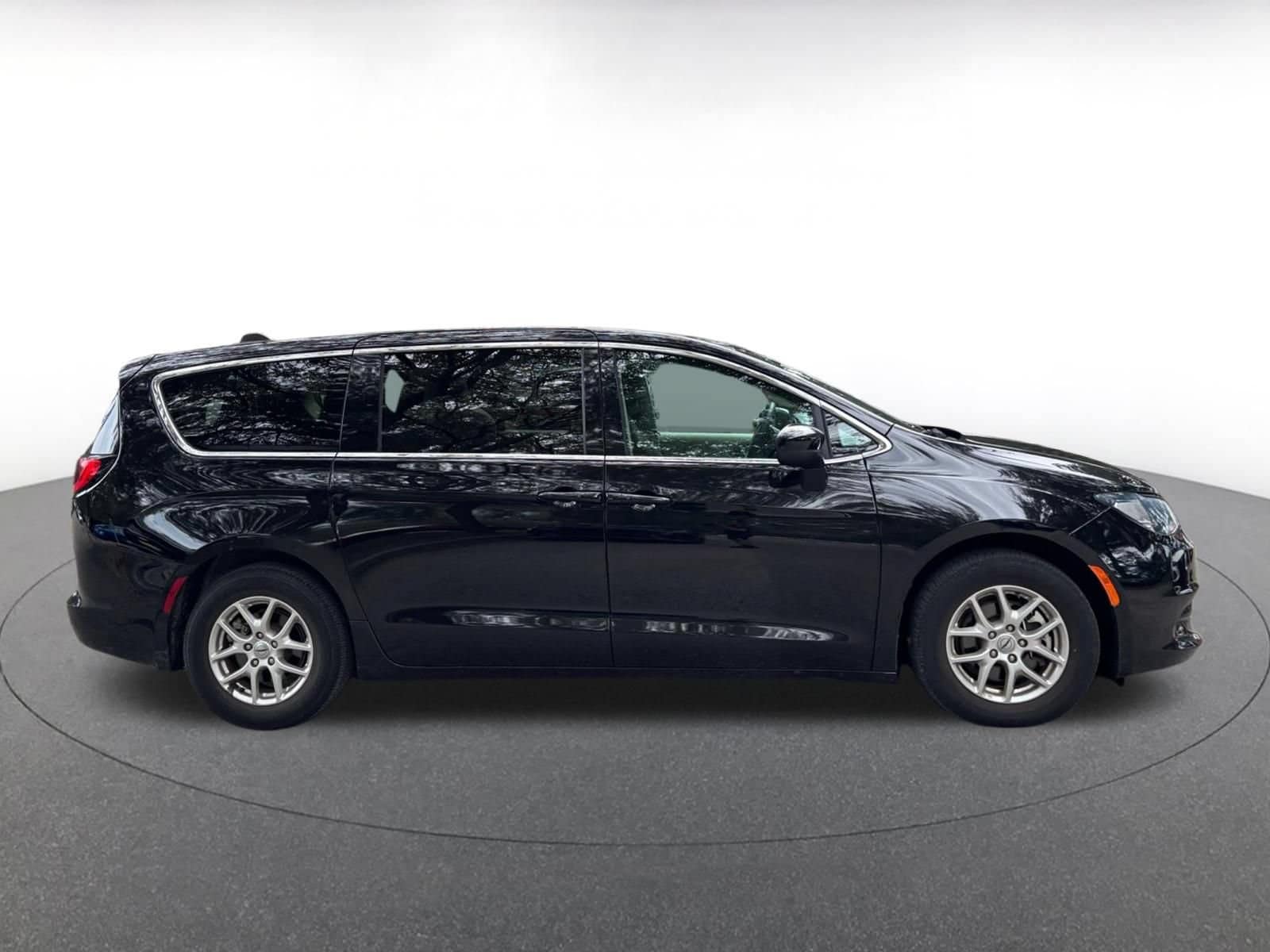 Thumbnail: 2024 Chrysler Voyager - 9