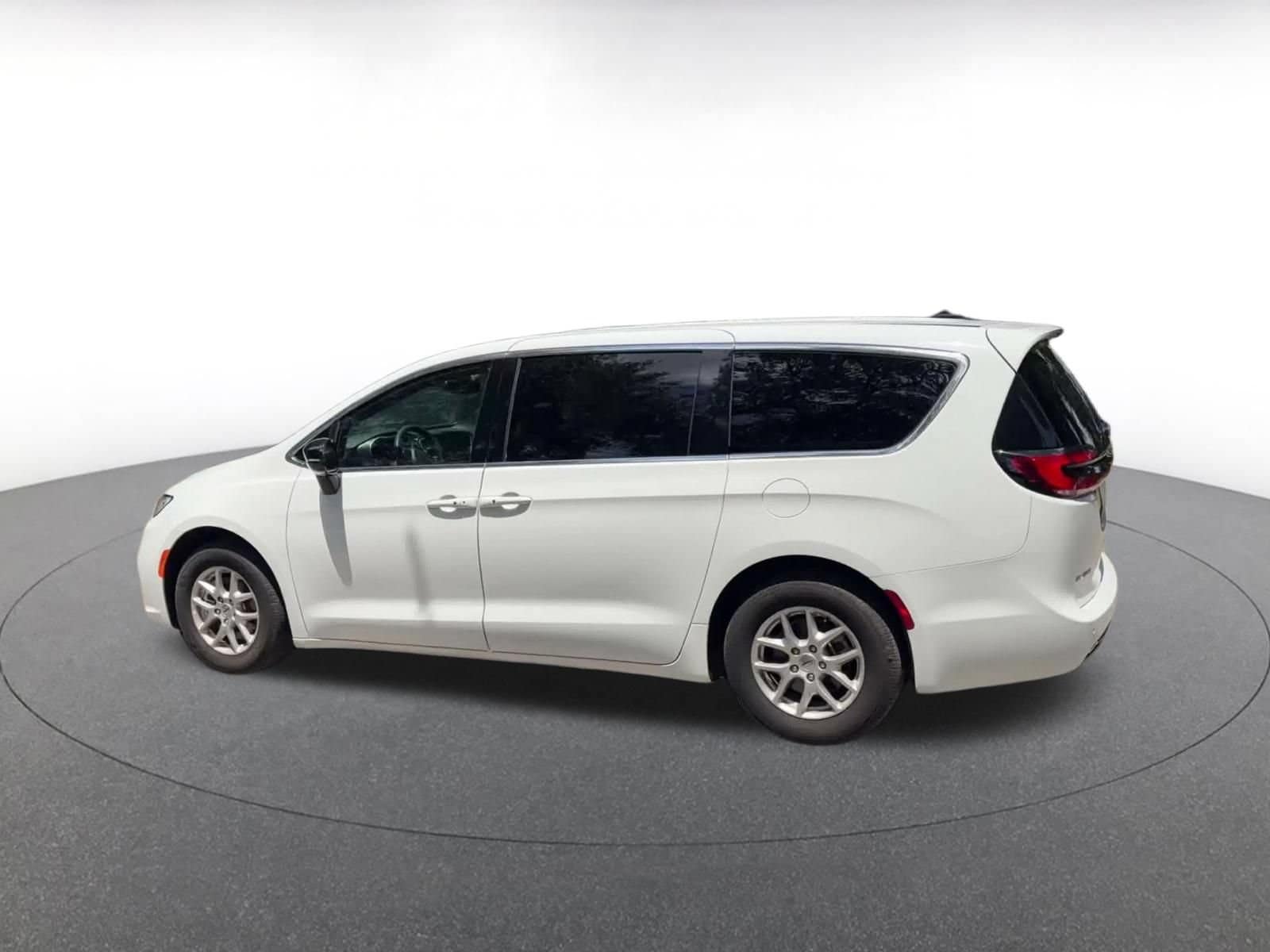 Thumbnail: 2025 Chrysler Pacifica - 8