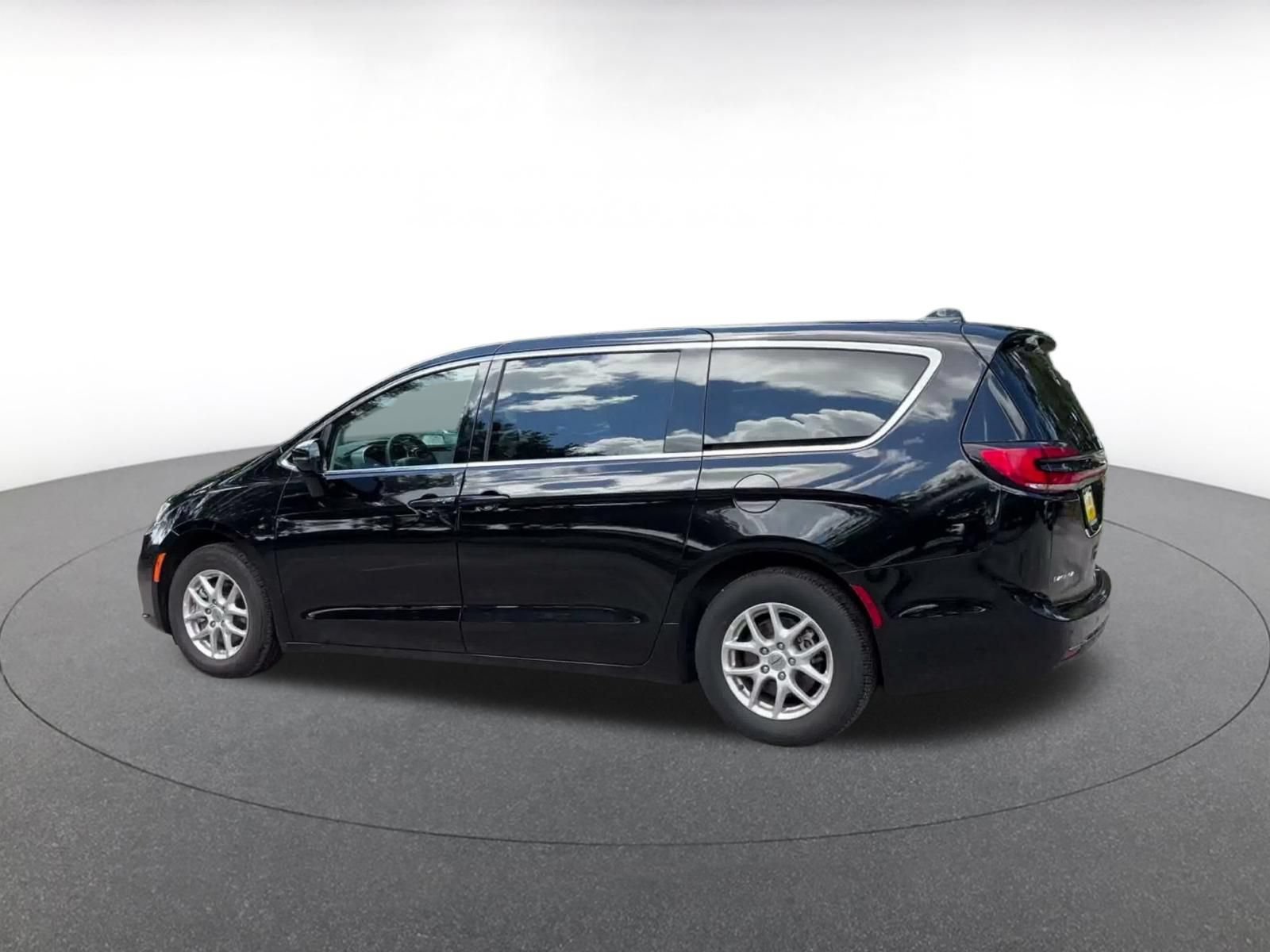 Thumbnail: 2024 Chrysler Pacifica - 9