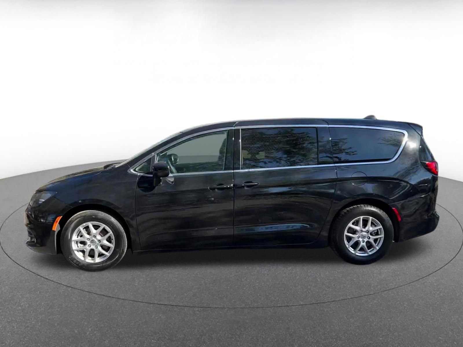 Thumbnail: 2024 Chrysler Voyager - 9