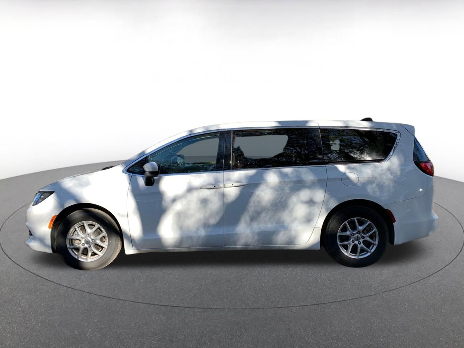 Thumbnail: 2022 Chrysler Voyager - 4