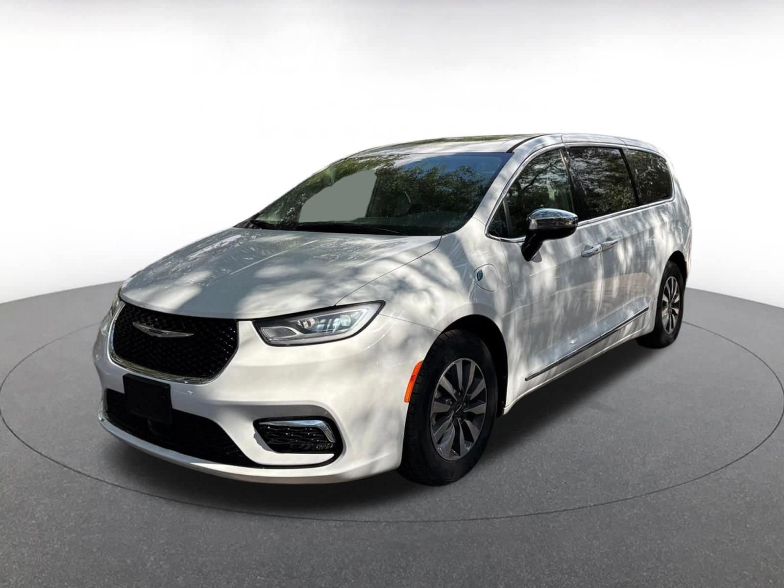Thumbnail: 2023 Chrysler Pacifica - 3