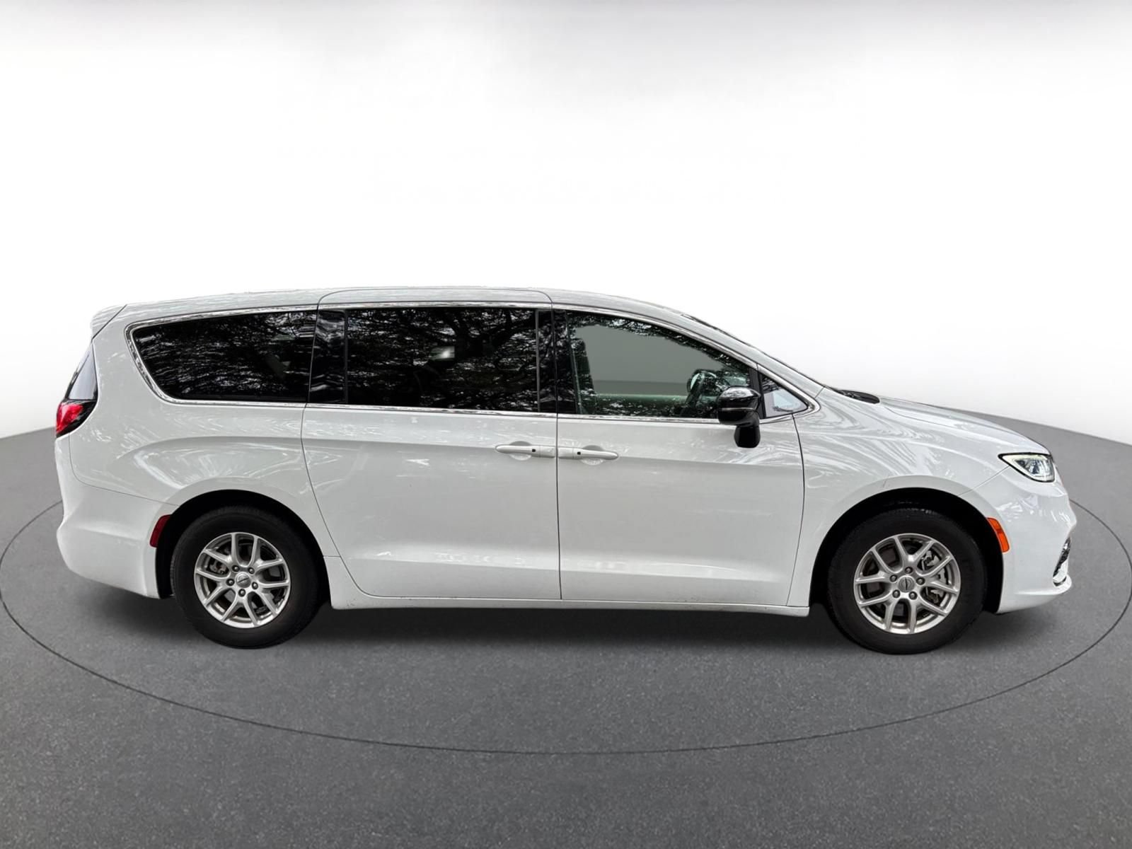Thumbnail: 2024 Chrysler Pacifica - 8