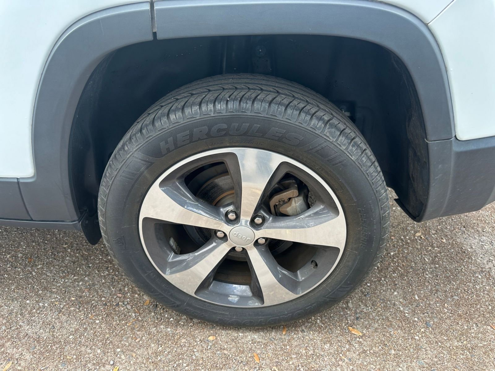 Thumbnail: 2019 Jeep Cherokee - 28