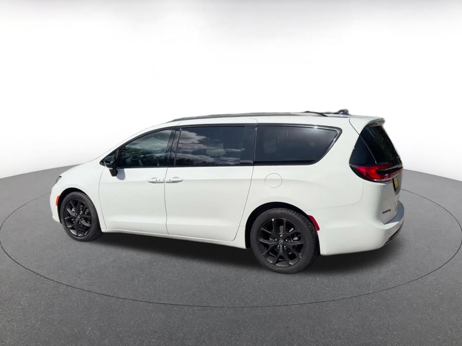 Thumbnail: 2025 Chrysler Pacifica - 8