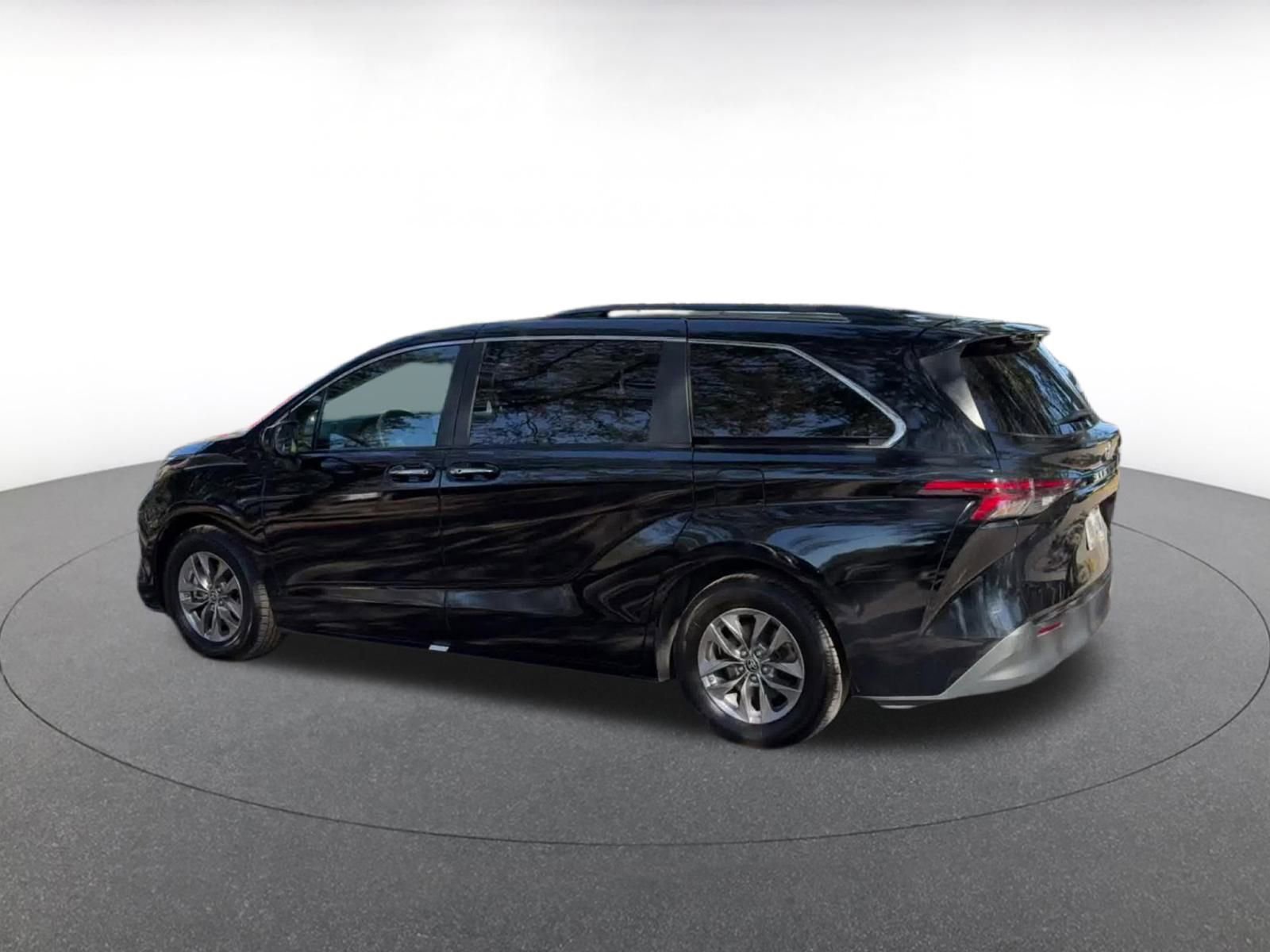 Thumbnail: 2023 Toyota Sienna - 10
