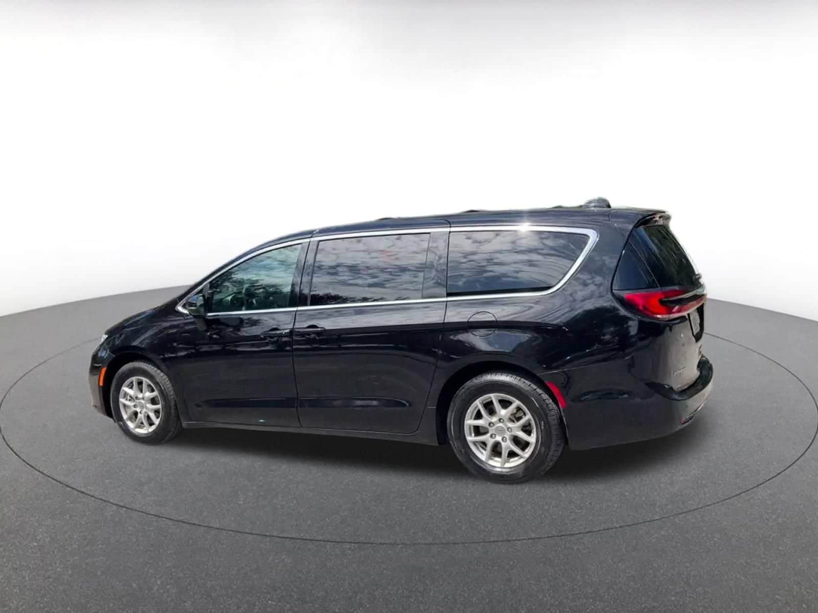 Thumbnail: 2025 Chrysler Pacifica - 8