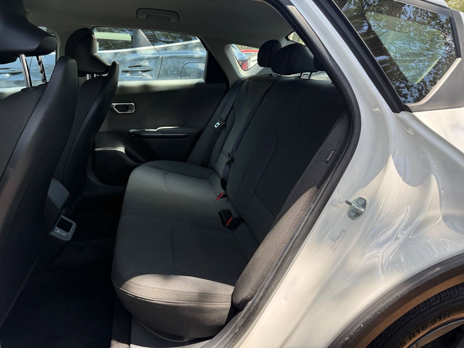 2025 Kia K4 LXS - Photo 37