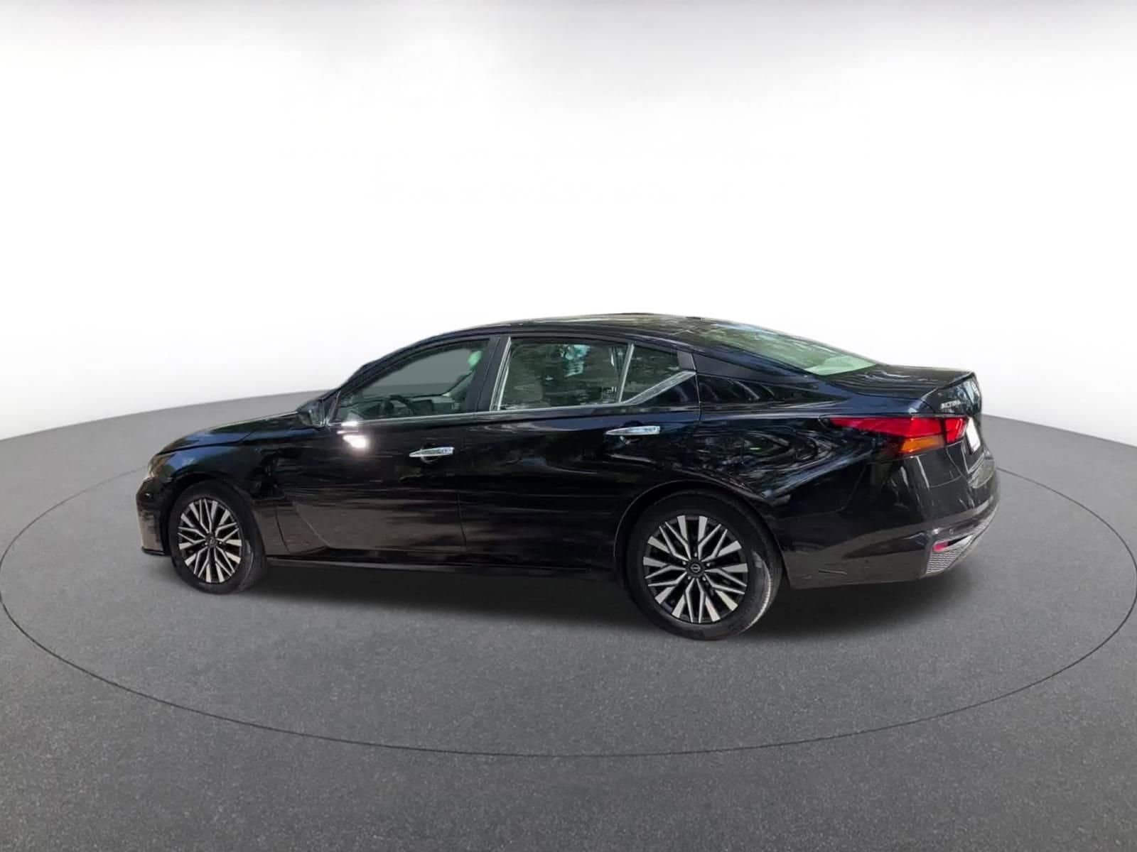 Thumbnail: 2025 Nissan Altima - 10