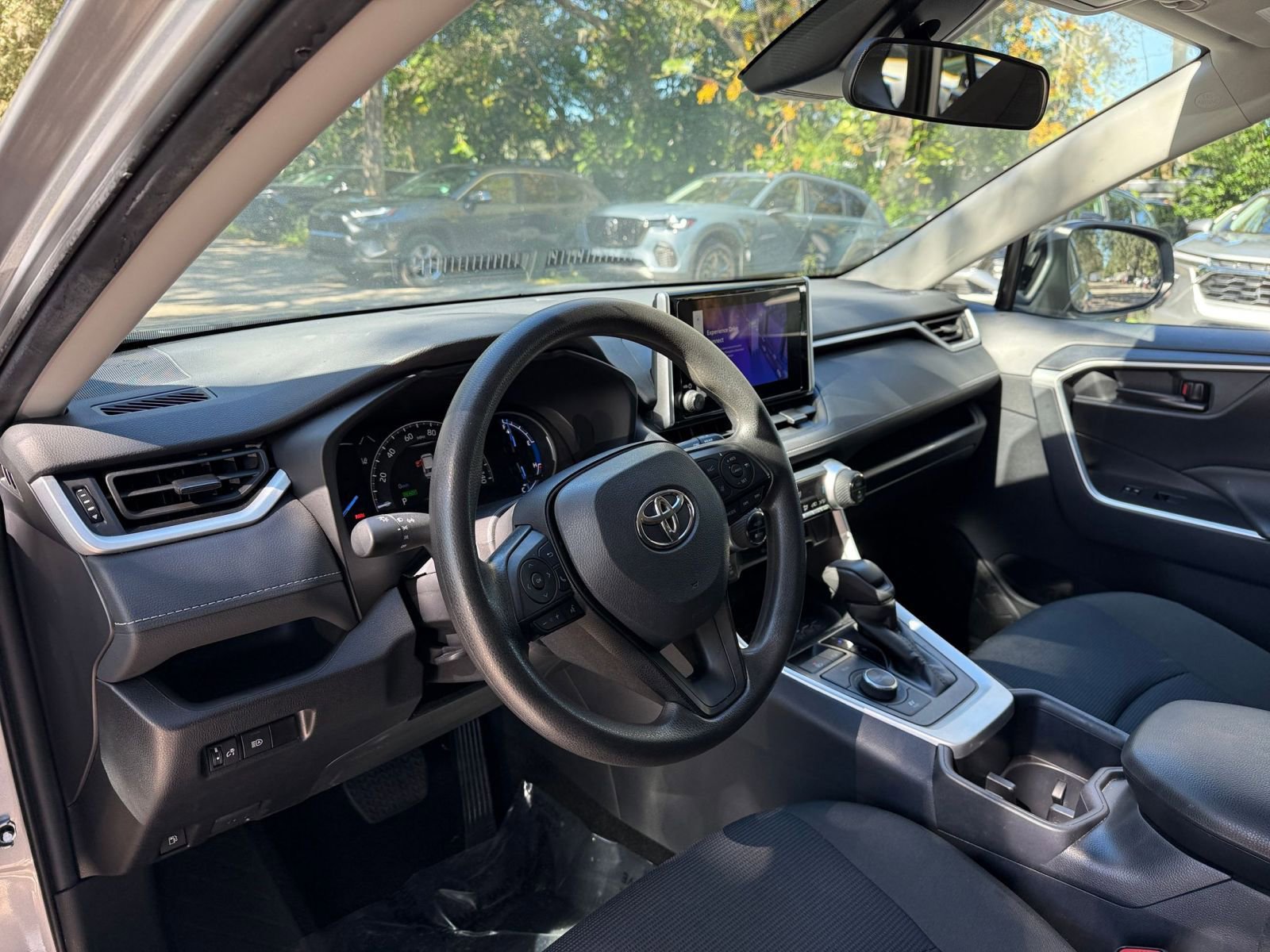 Thumbnail: 2025 Toyota RAV4 - 28