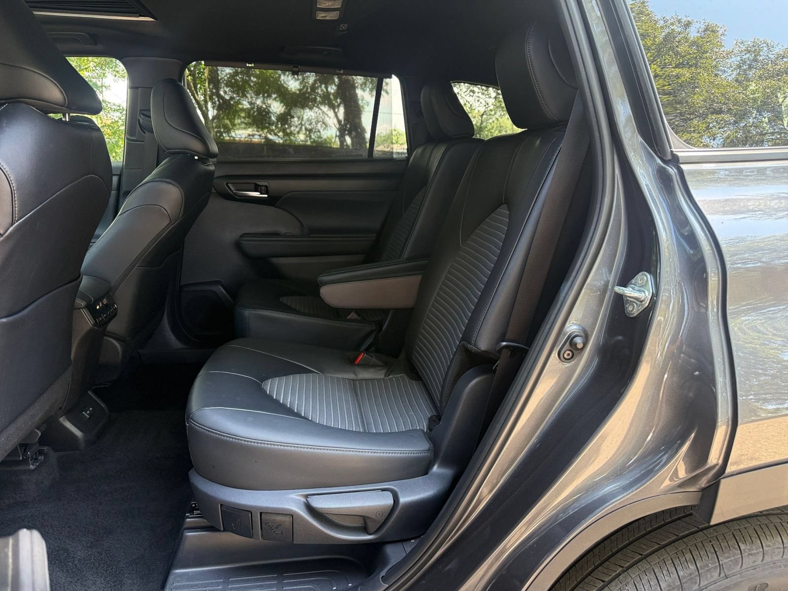 Thumbnail: 2025 Toyota Highlander - 35