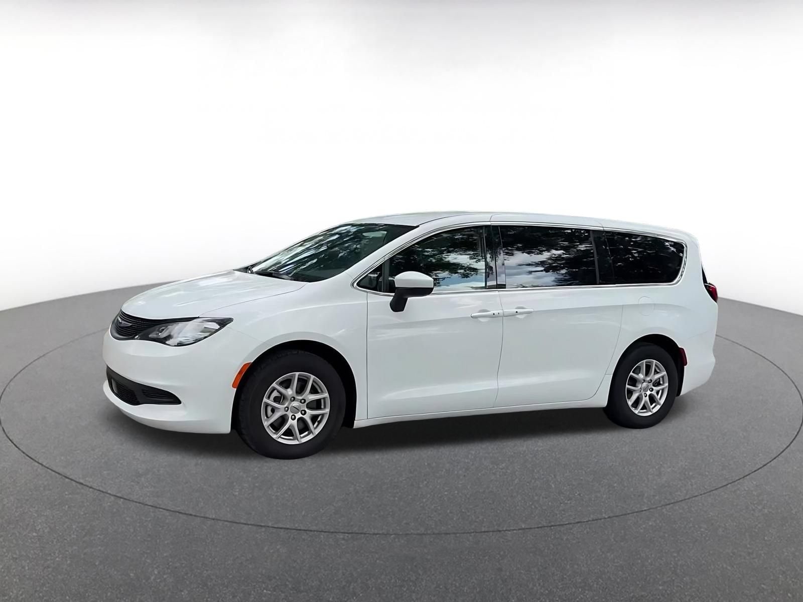 Thumbnail: 2023 Chrysler Voyager - 8