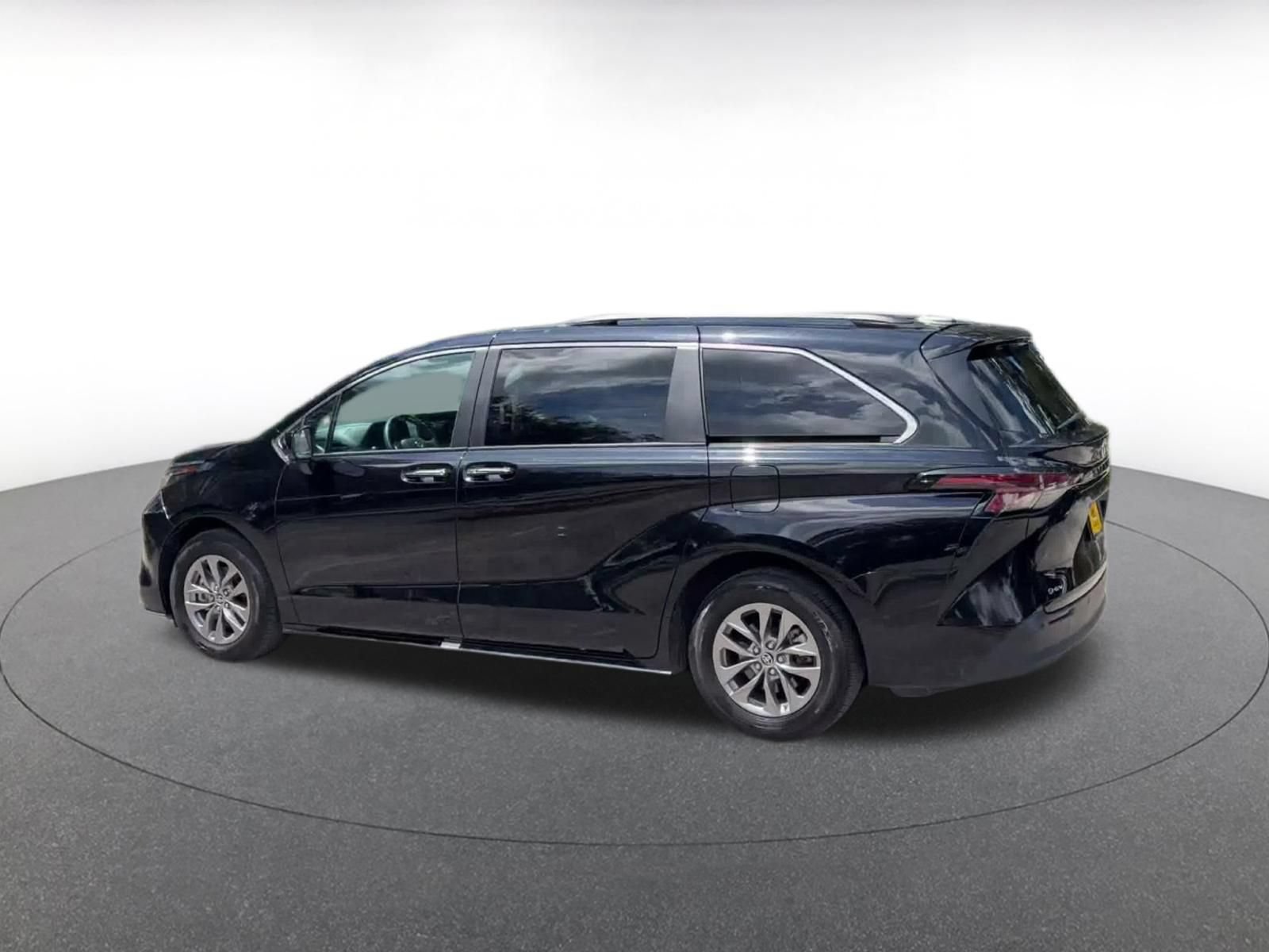 Thumbnail: 2025 Toyota Sienna - 9