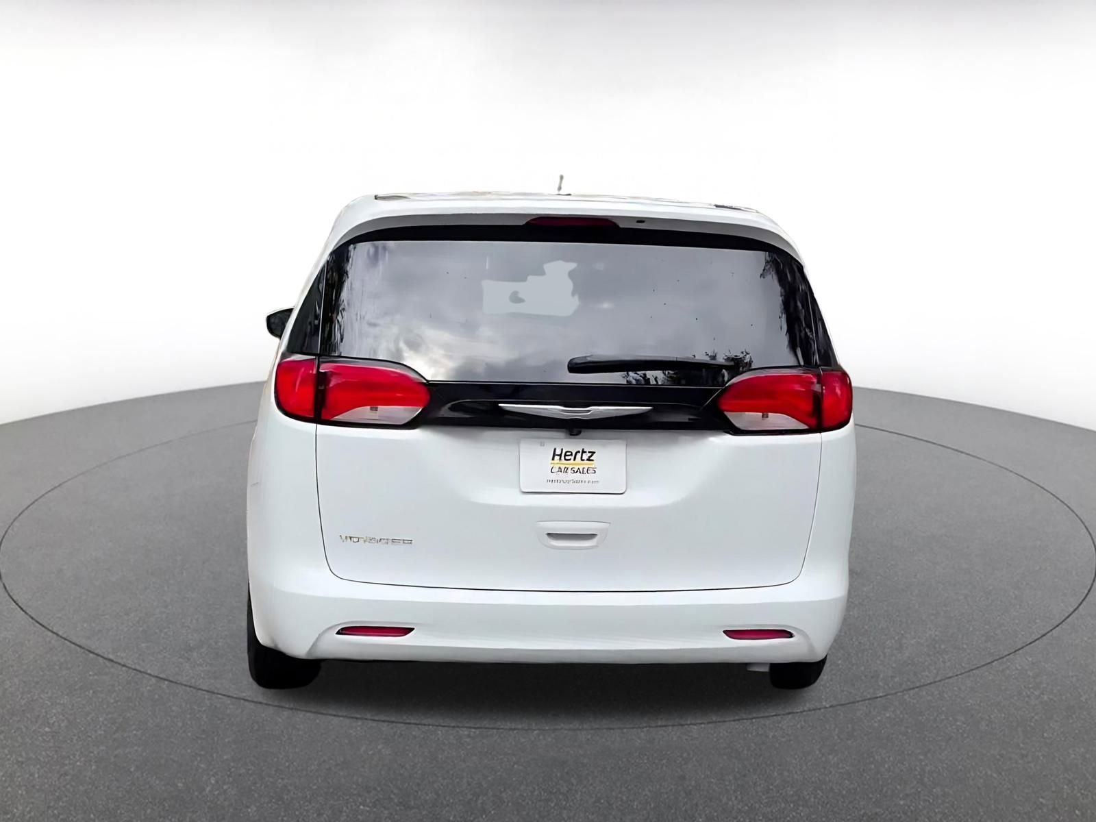 Thumbnail: 2022 Chrysler Voyager - 12