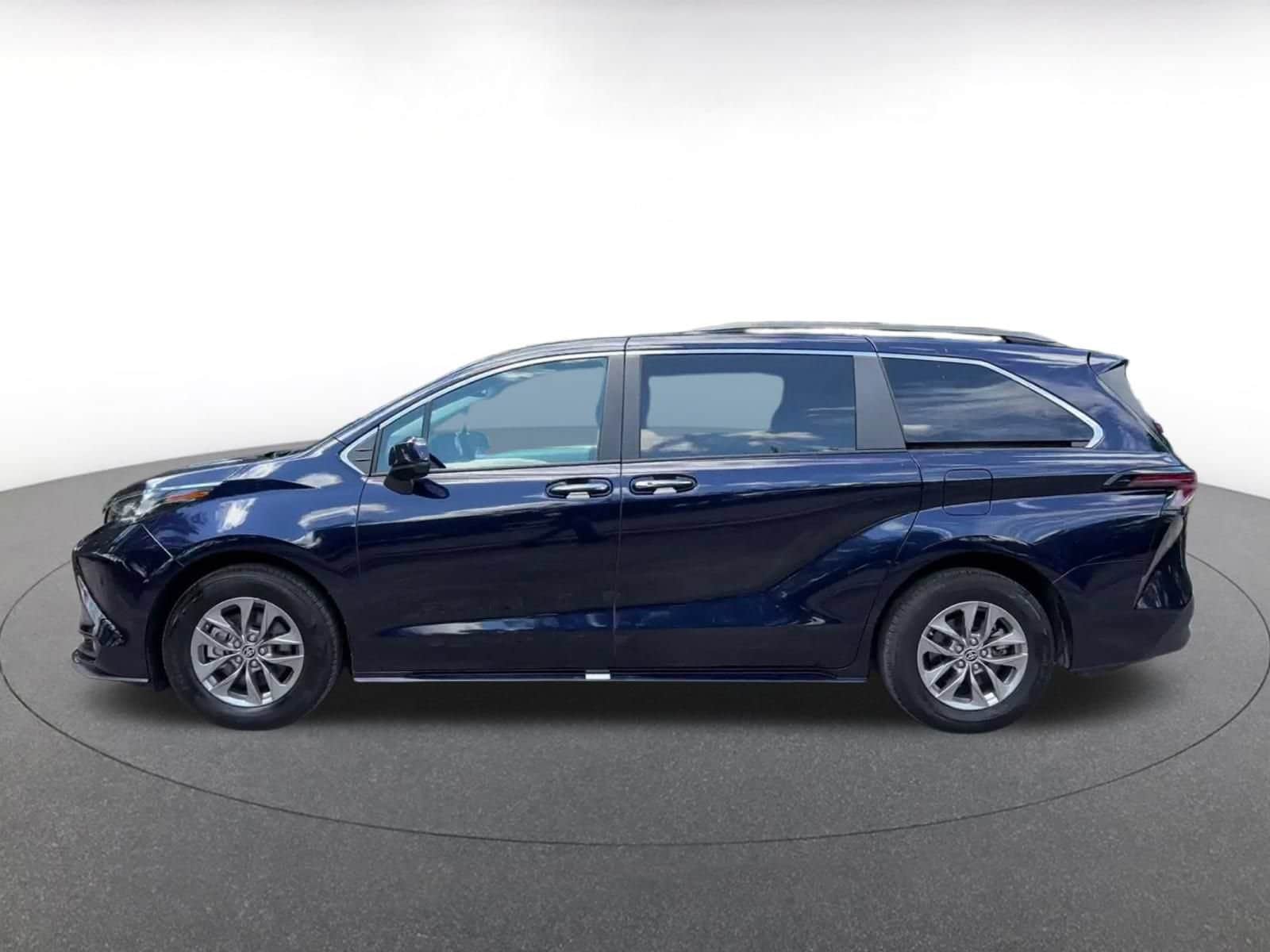 Thumbnail: 2025 Toyota Sienna - 8