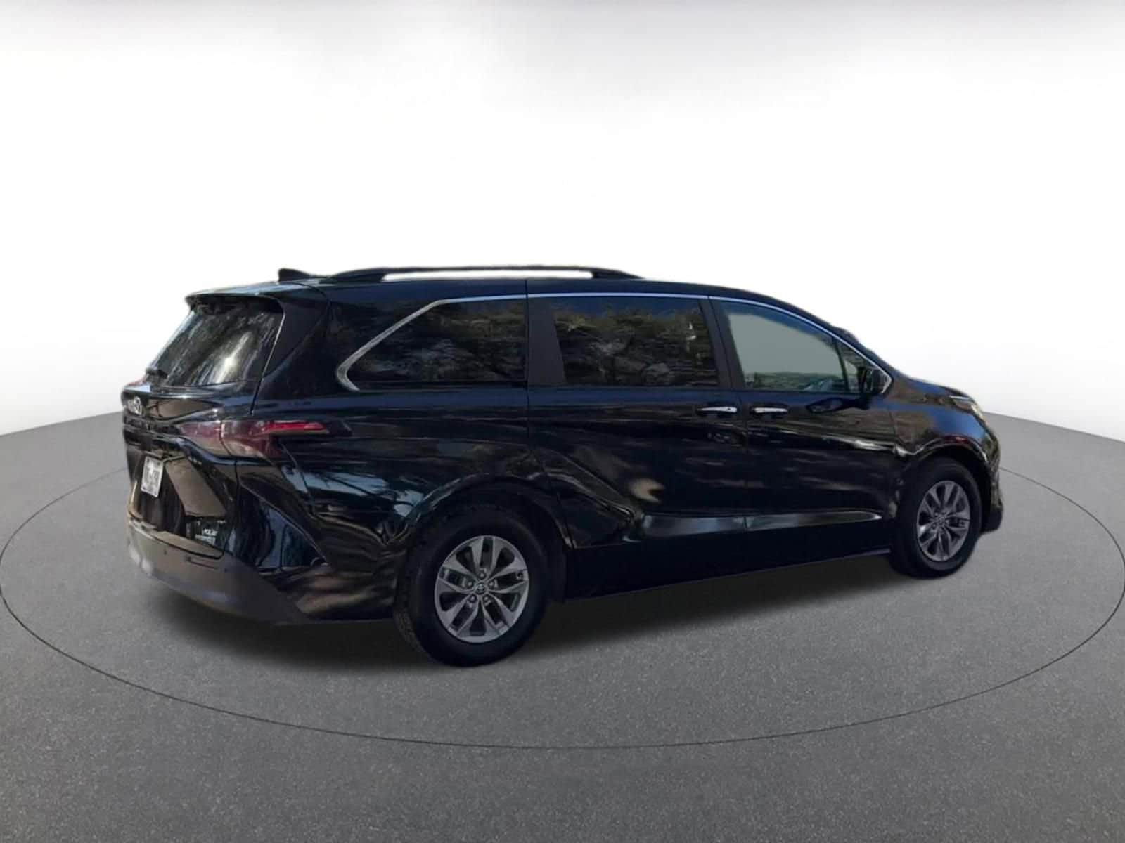 Thumbnail: 2023 Toyota Sienna - 15