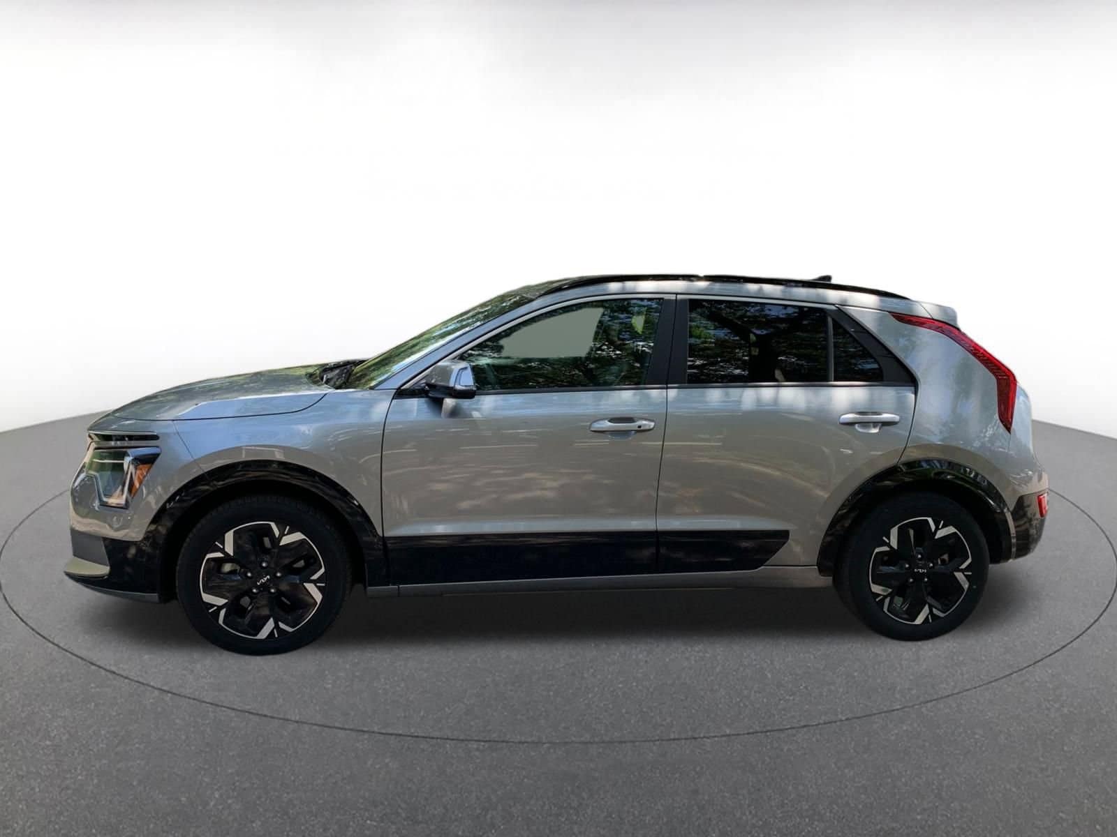 Thumbnail: 2023 Kia Niro - 4