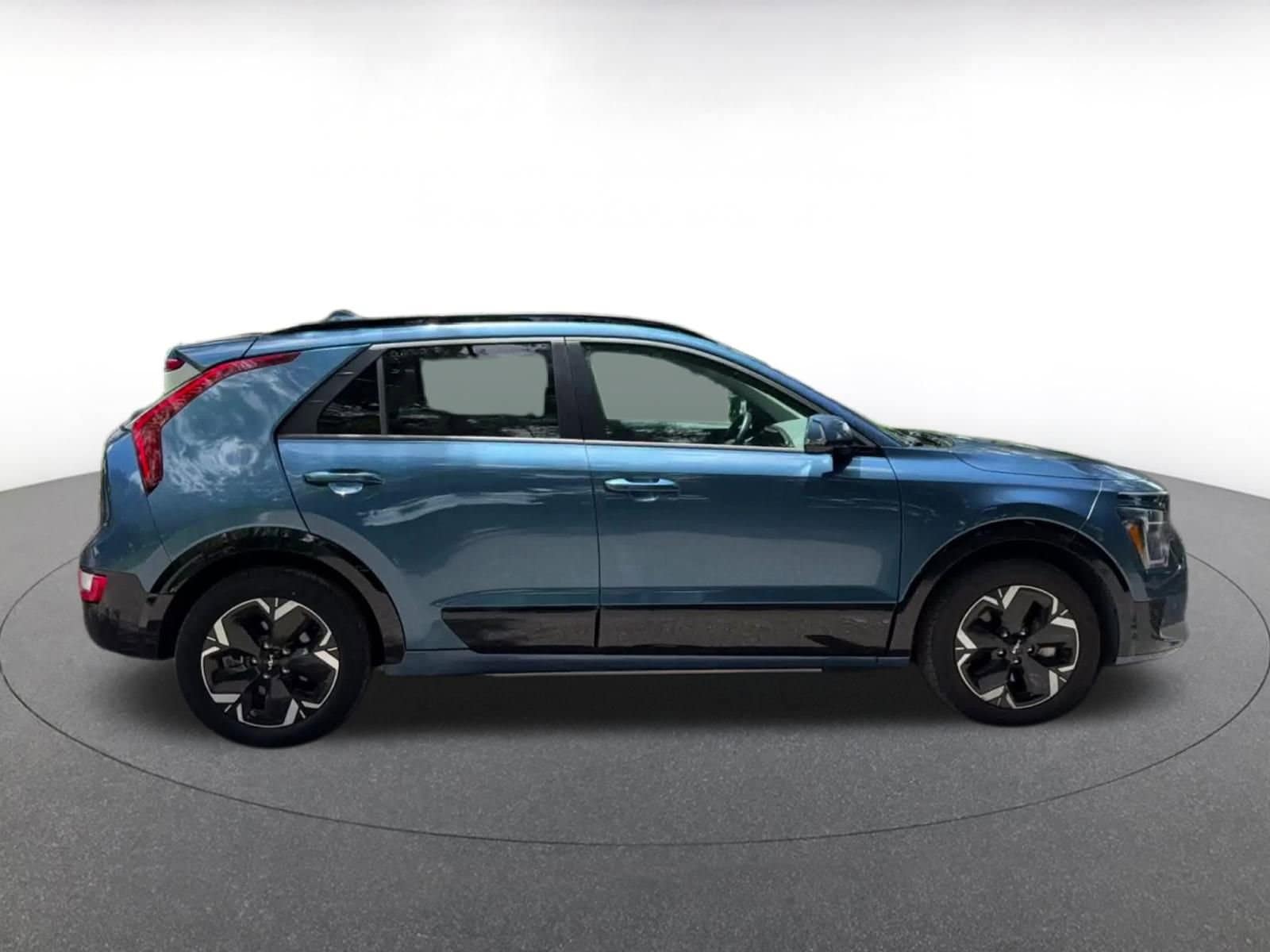 Thumbnail: 2023 Kia Niro - 16
