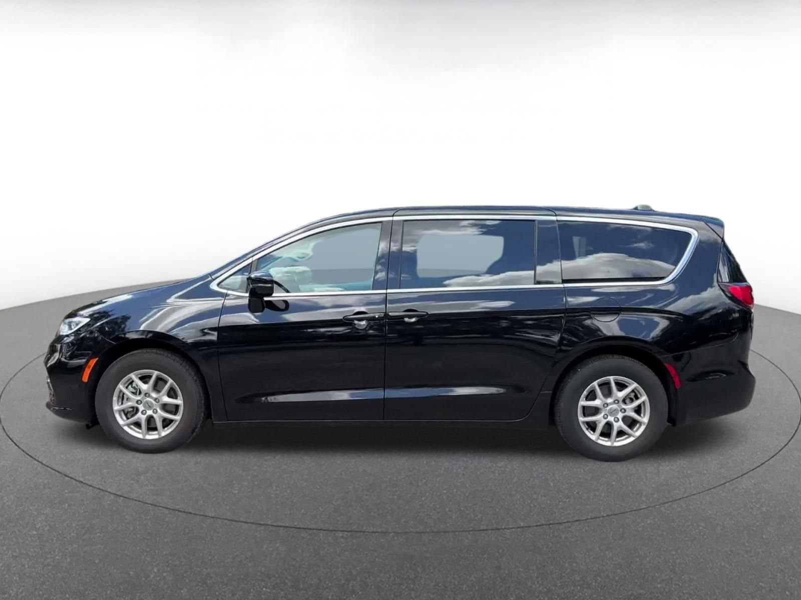 Thumbnail: 2024 Chrysler Pacifica - 8