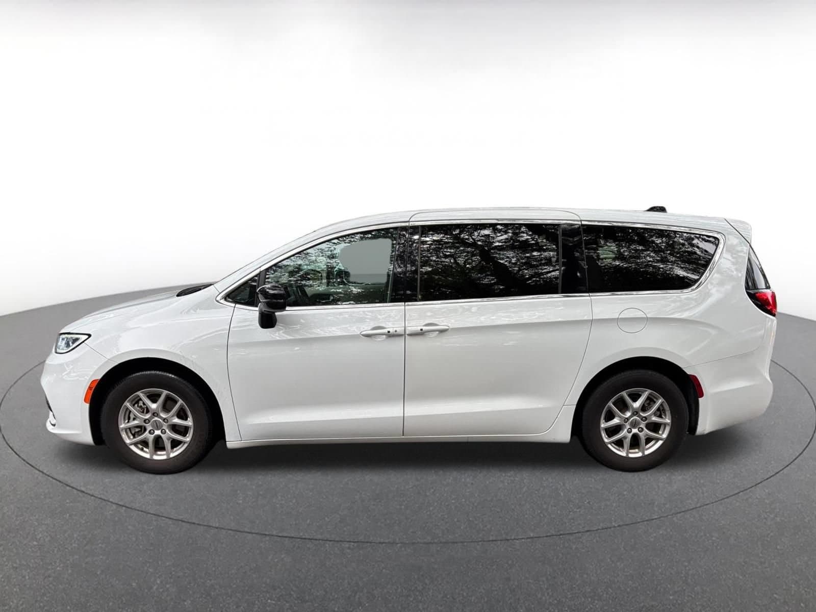 Thumbnail: 2024 Chrysler Pacifica - 4