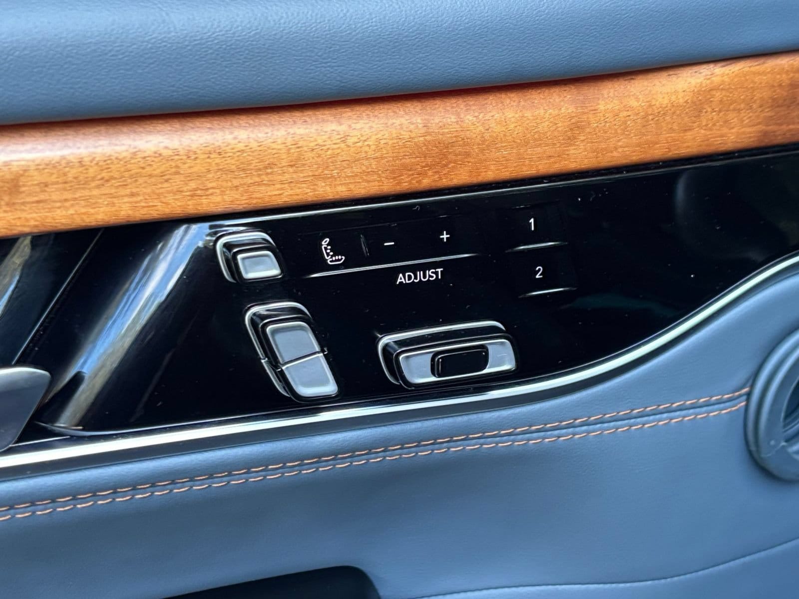 Thumbnail: 2023 Jeep Grand Wagoneer - 23